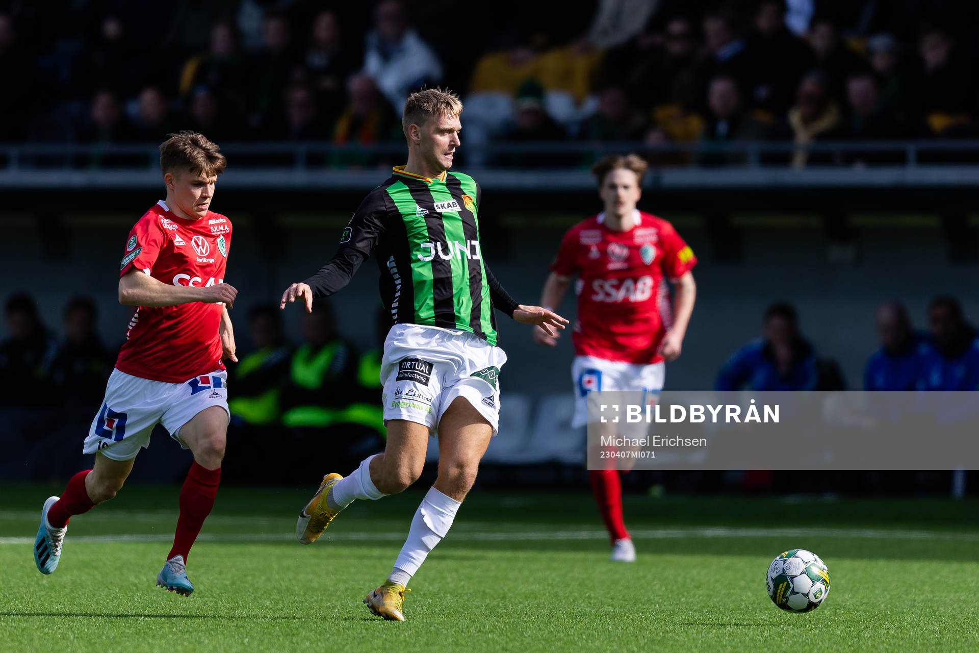 Brages Gustav Berggren och GAIS Joackim Åberg under fotbollsmatchen i Superettan mellan GAIS och Brage den 7 april 2023 i Göteborg. 