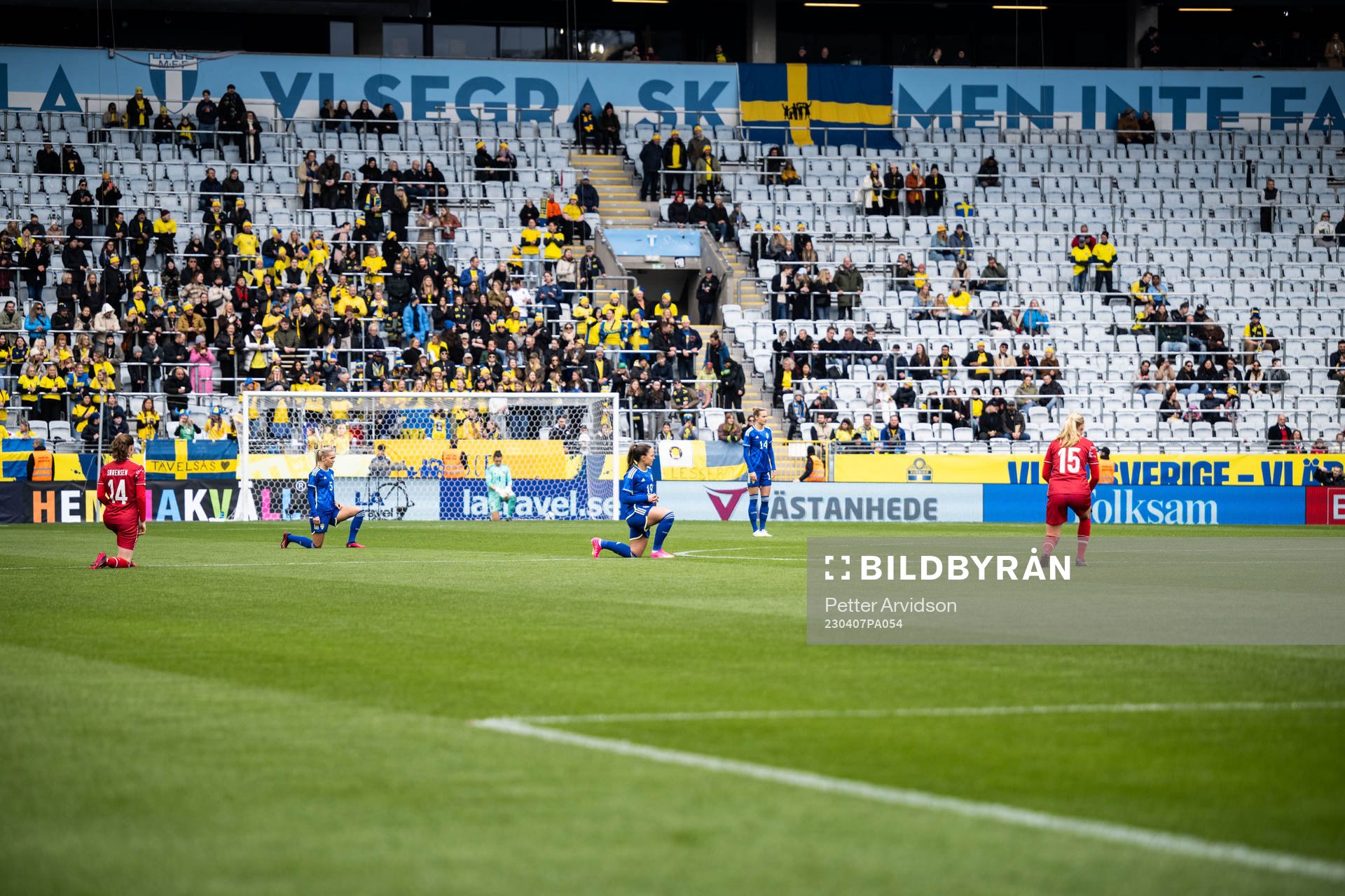 Players of Sweden  kneeling