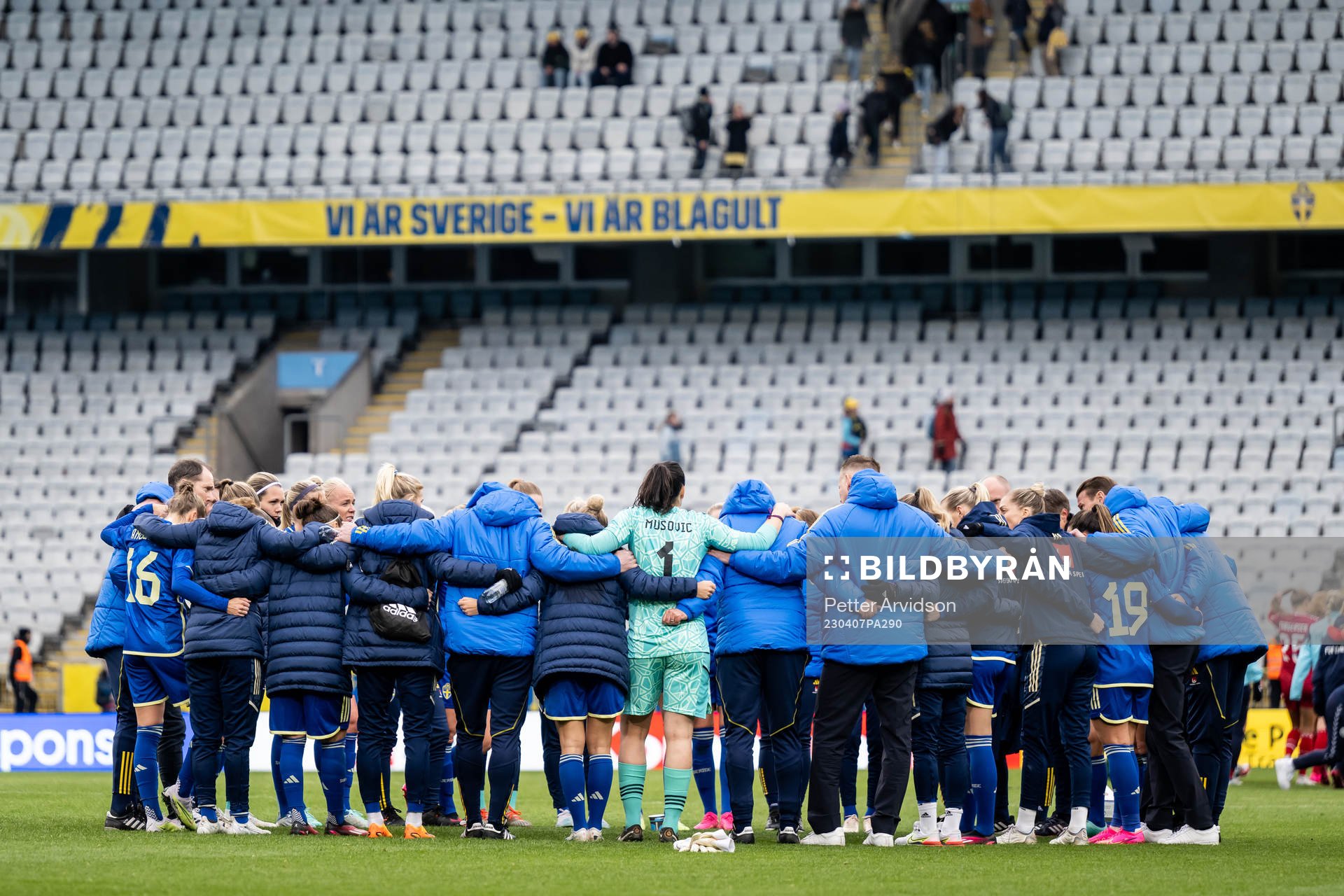 Players of Sweden gather
