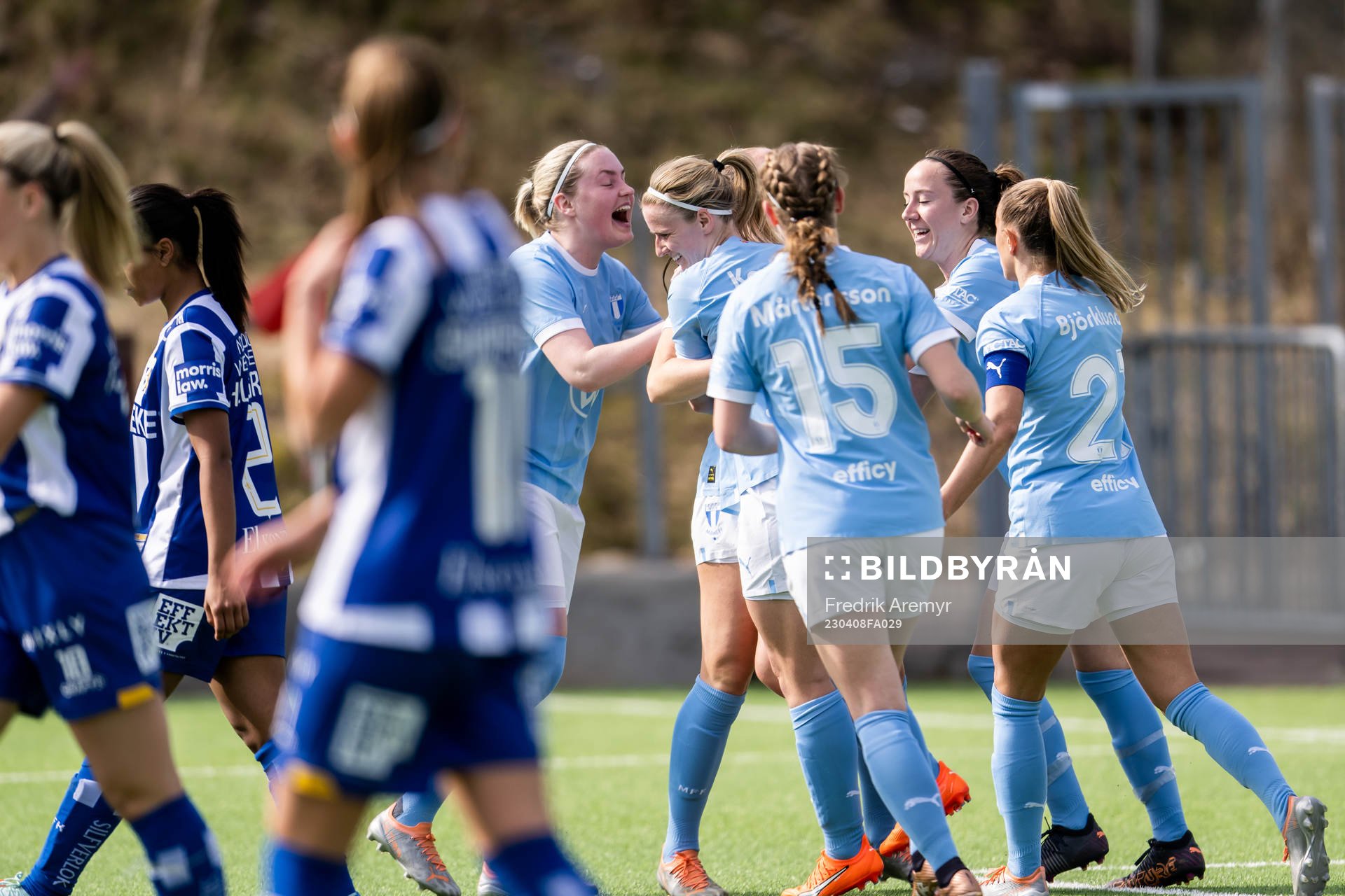 Malmö FFs Linnea Svensson jublar med lagkamrater efter 1-3 målet under fotbollsmatchen i Division 1 södra mellan IFK Göteborg och Malmö FF den 8 april 2023 i Göteborg.