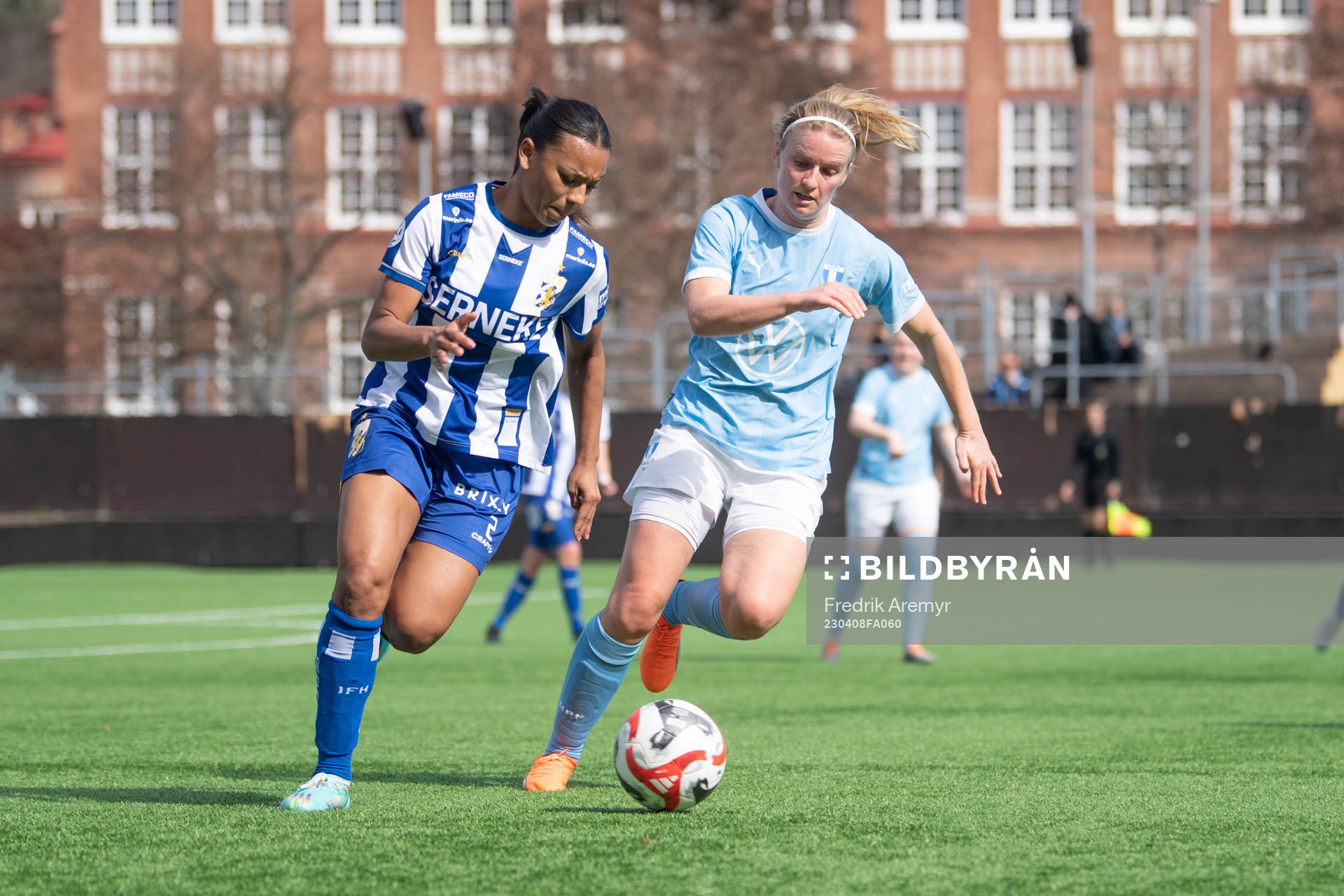 IFK Göteborgs Ashley Hall Hellström och Malmö FFs Amanda Kander under fotbollsmatchen i Division 1 södra mellan IFK Göteborg och Malmö FF den 8 april 2023 i Göteborg.