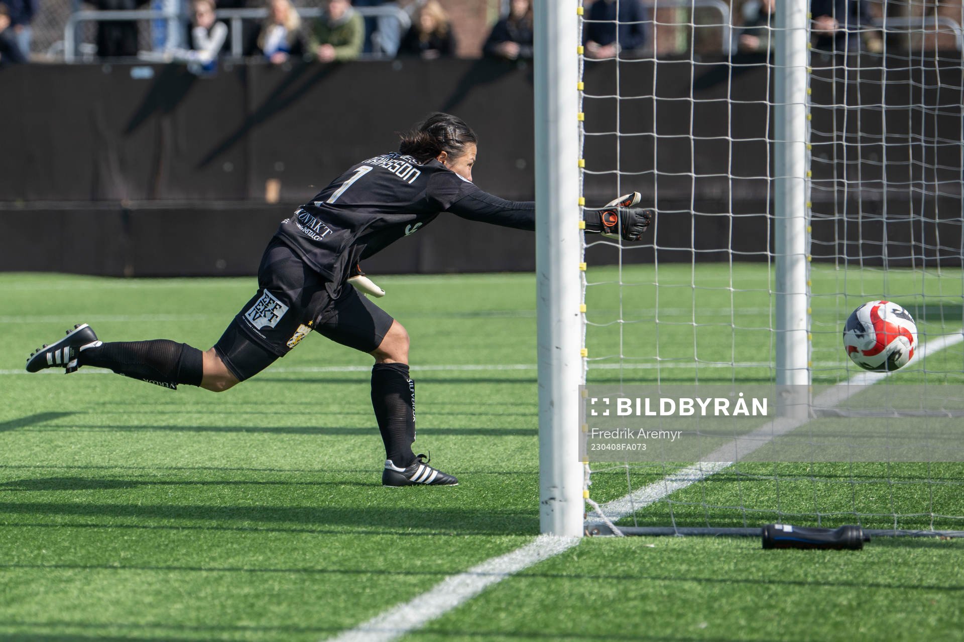 IFK Göteborgs Målvakt Johanna Henriksson släpper in ett