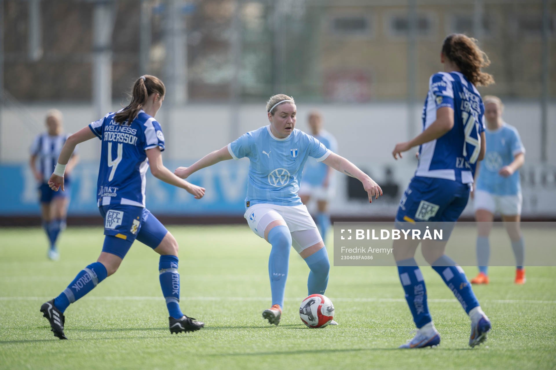 IFK Göteborgs Nathalie Andersson och Malmö FFs Rebecka Holm under fotbollsmatchen i Division 1 södra mellan IFK Göteborg och Malmö FF den 8 april 2023 i Göteborg.
