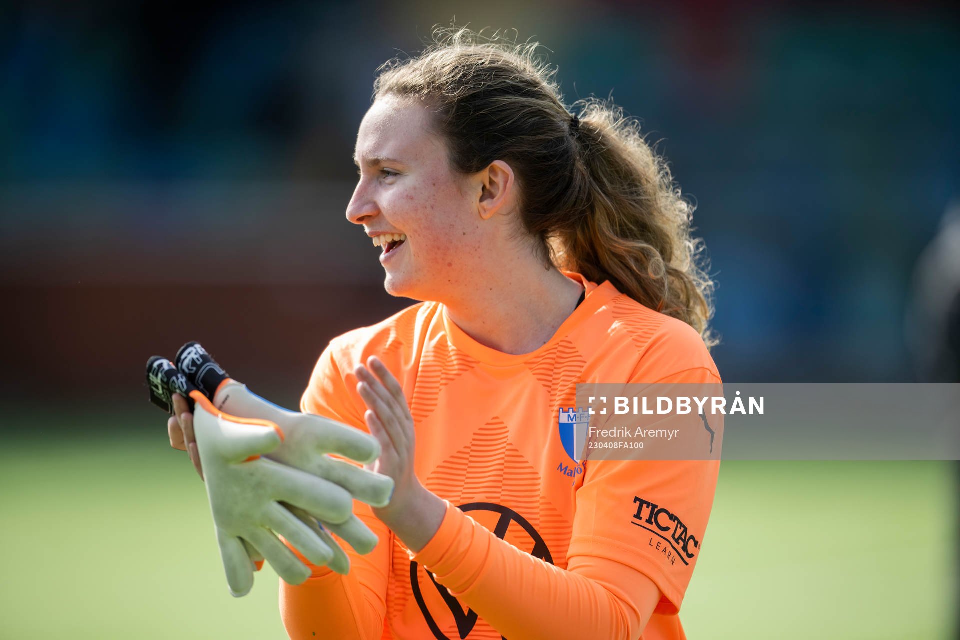 Malmö FFs målvakt Linnea Hagberg jublar efter fotbollsmatchen i Division 1 södra mellan IFK Göteborg och Malmö FF den 8 april 2023 i Göteborg.