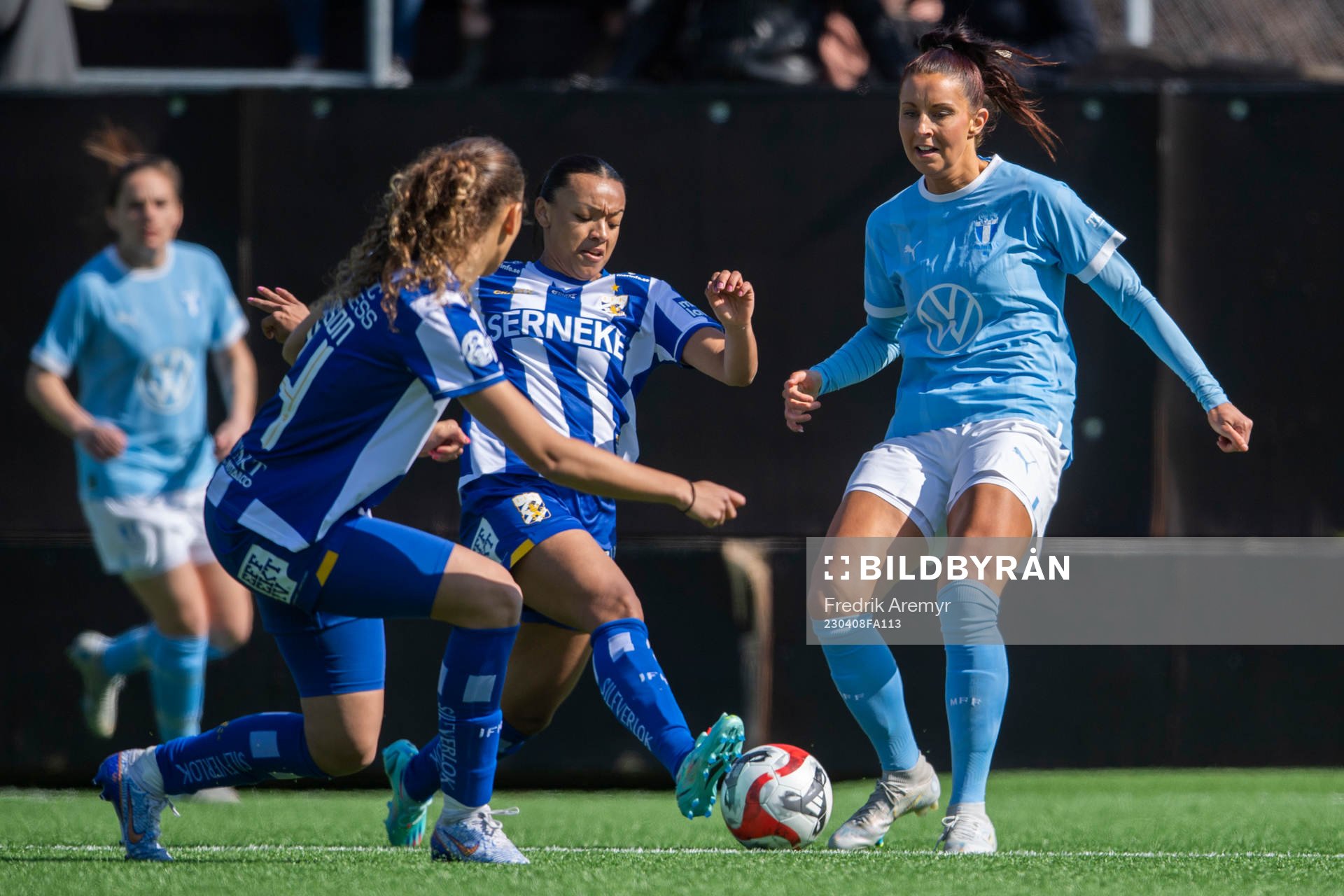 IFK Göteborgs Malva Larsson och Ashley Hall Hellström och Malmö FFs Malin Gunnarsson under fotbollsmatchen i Division 1 södra mellan IFK Göteborg och Malmö FF den 8 april 2023 i Göteborg.