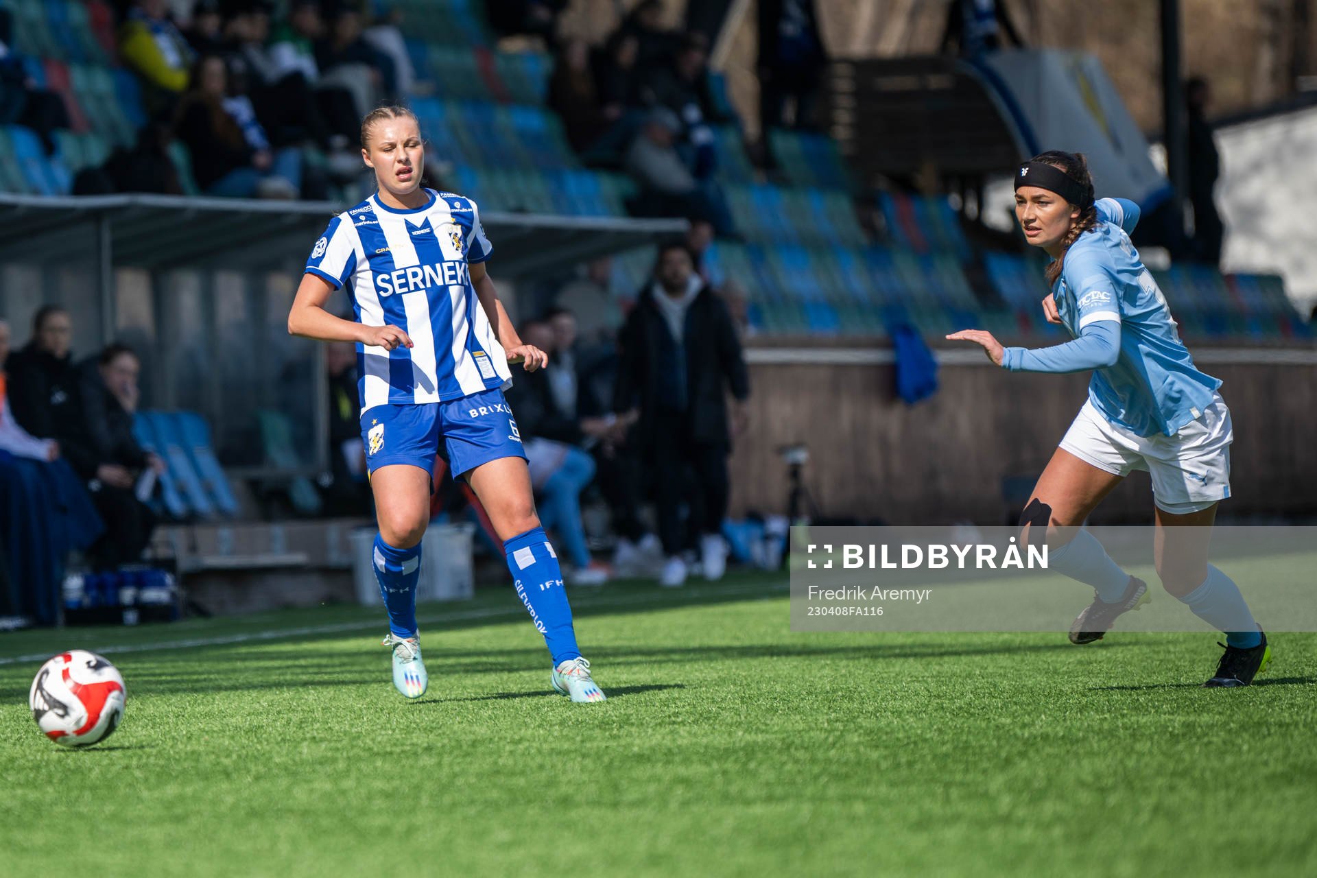 IFK Göteborgs Filippa Hopkins och Malmö FFs Julia Welin under fotbollsmatchen i Division 1 södra mellan IFK Göteborg och Malmö FF den 8 april 2023 i Göteborg.