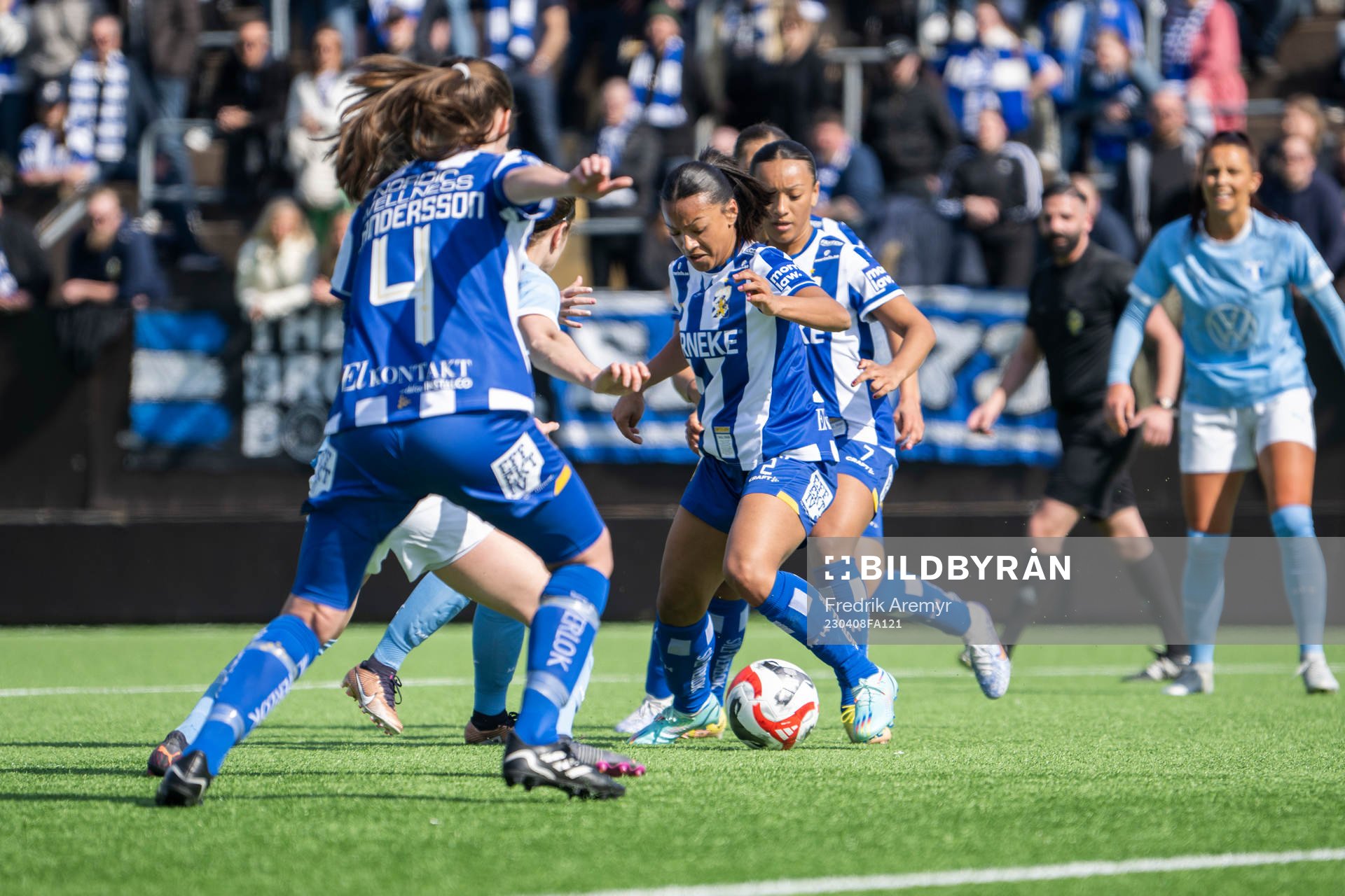 IFK Göteborgs Ashley Hall Hellström under fotbollsmatchen i Division 1 södra mellan IFK Göteborg och Malmö FF den 8 april 2023 i Göteborg.