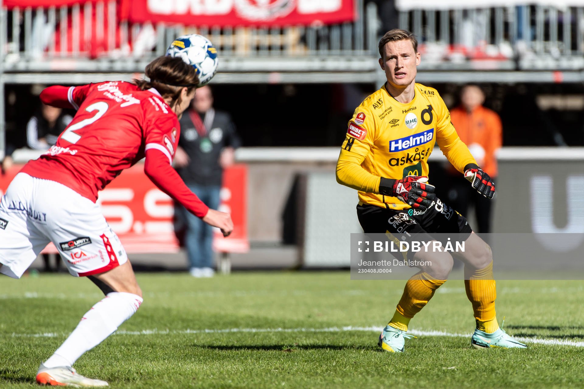 Degerfors målvakt Sondre Lovseth Rossbach ser Gustav Granath räddar bollen med en nick under fotbollsmatchen i Allsvenskan mellan Degerfors och Halmstad den 8 april 2023 i Degerfors.