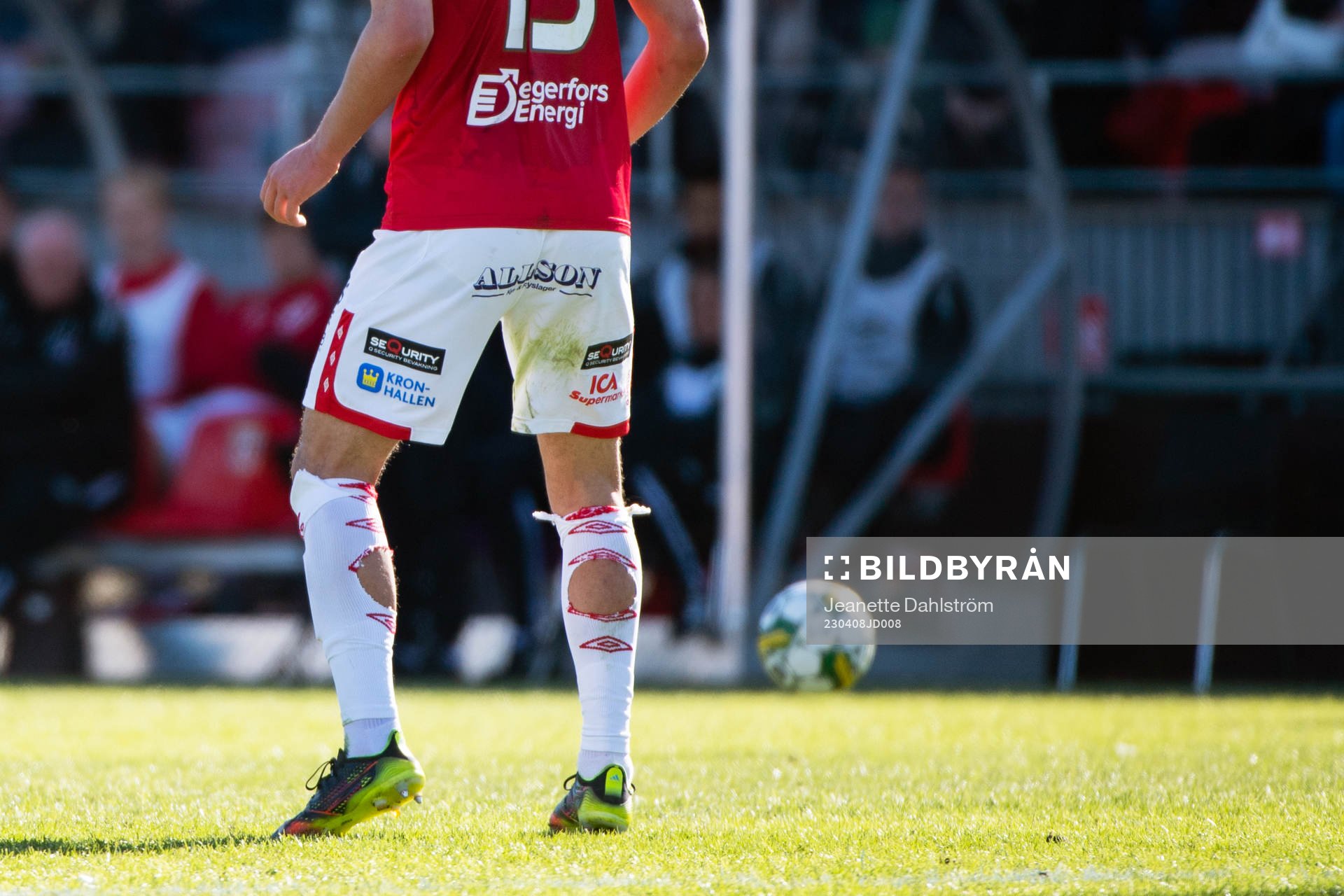 Degerfors Seid Korac kör med uppklippta strumpor under fotbollsmatchen i Allsvenskan mellan Degerfors och Halmstad den 8 april 2023 i Degerfors.