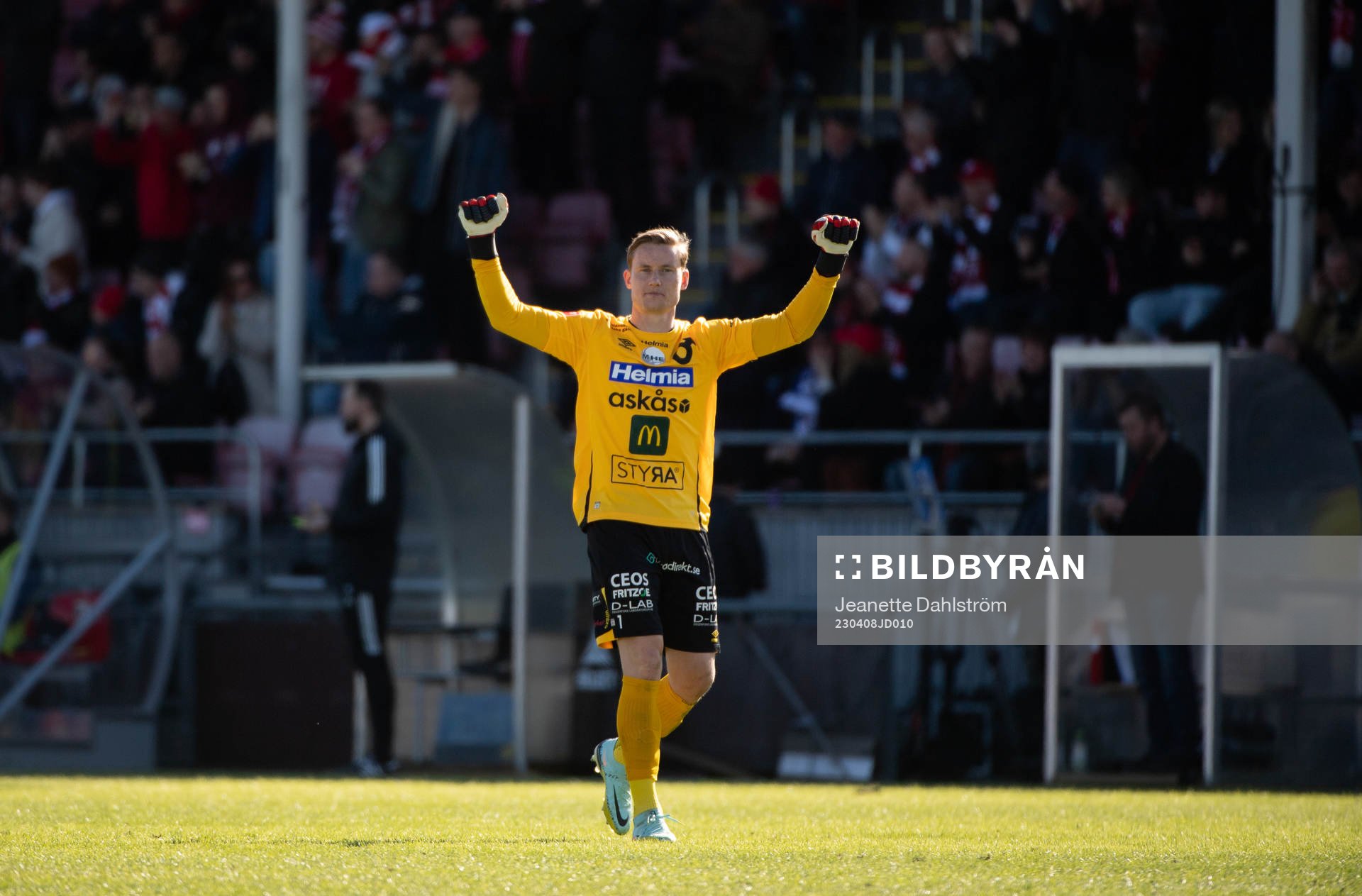 Degerfors målvakt Sondre Lovseth Rossbach jublar