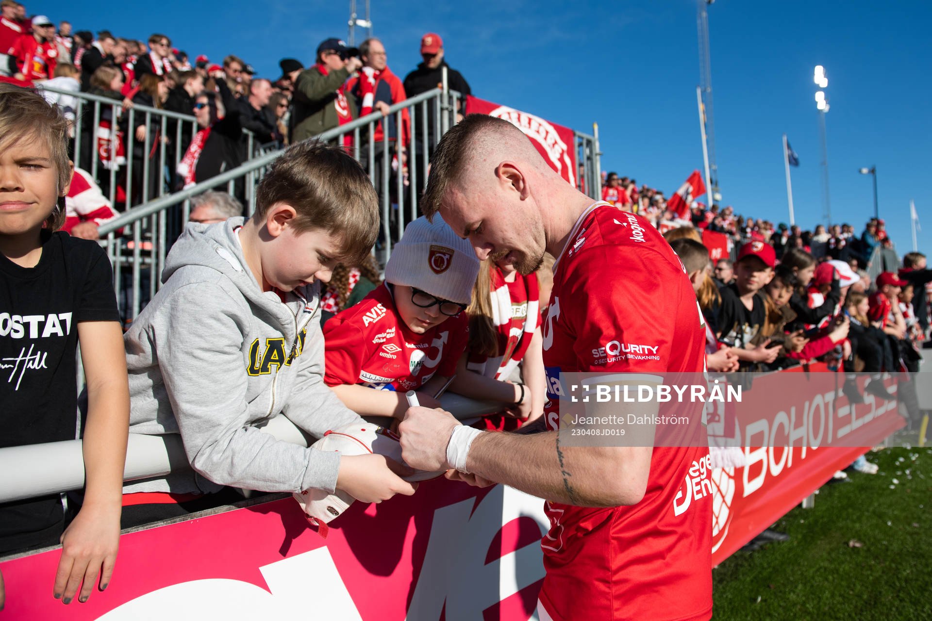 Degerfors Rasmus Örqvist skriver autografer åt Degerfors