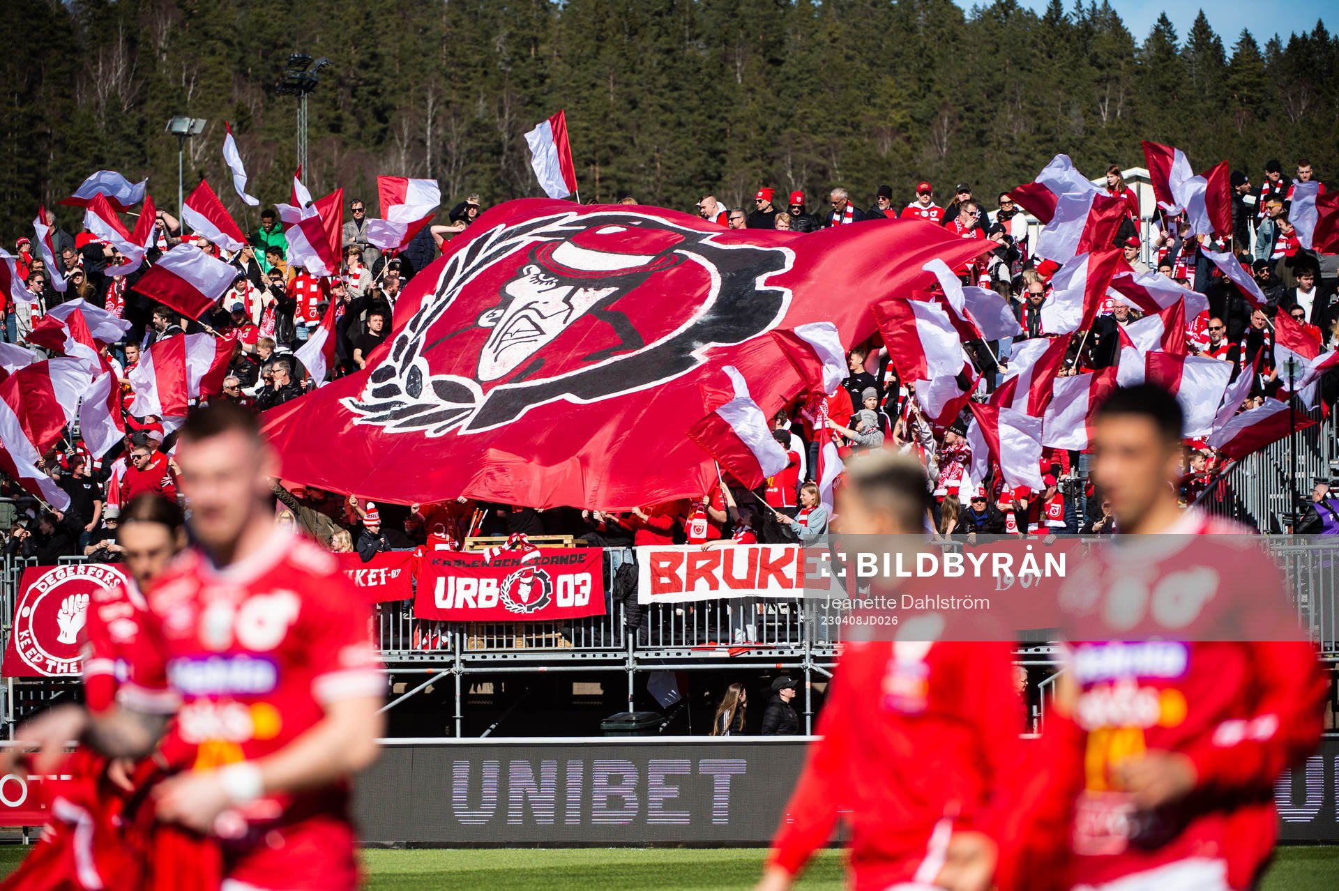 Degerfors supportar innan fotbollsmatchen i Allsvenskan