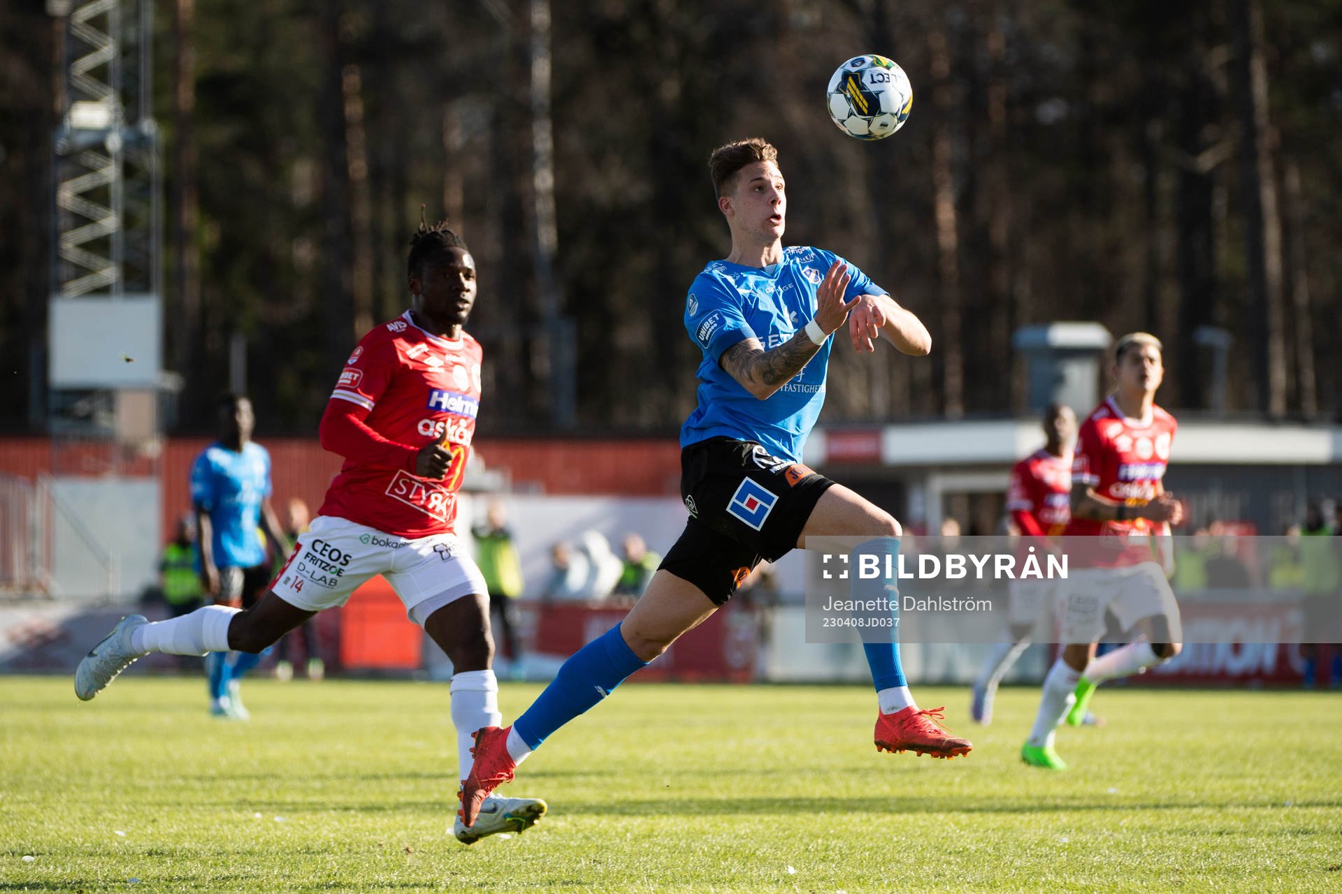 Degerfors Fortune Akpan Bassey och Halmstads Gabriel