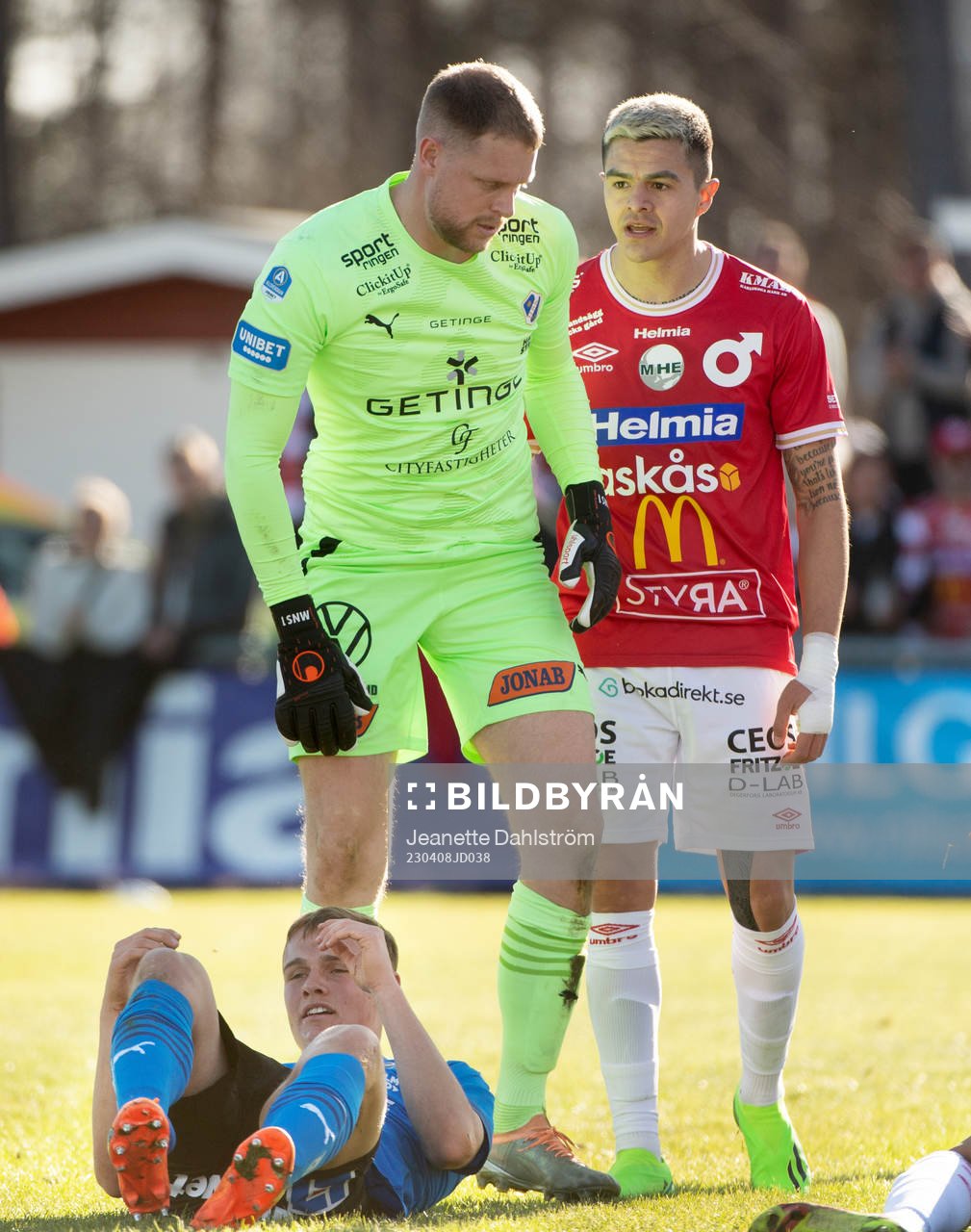 Halmstads Gustav Friberg , målvakt Malkolm Nilsson