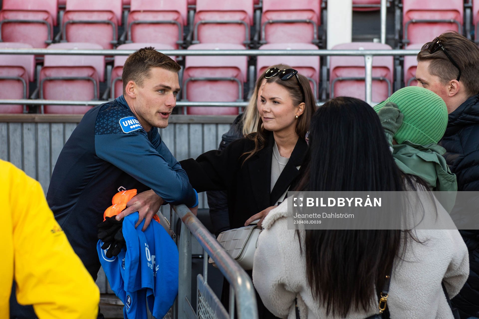 Halmstads Villiam Granath pratar med supportar