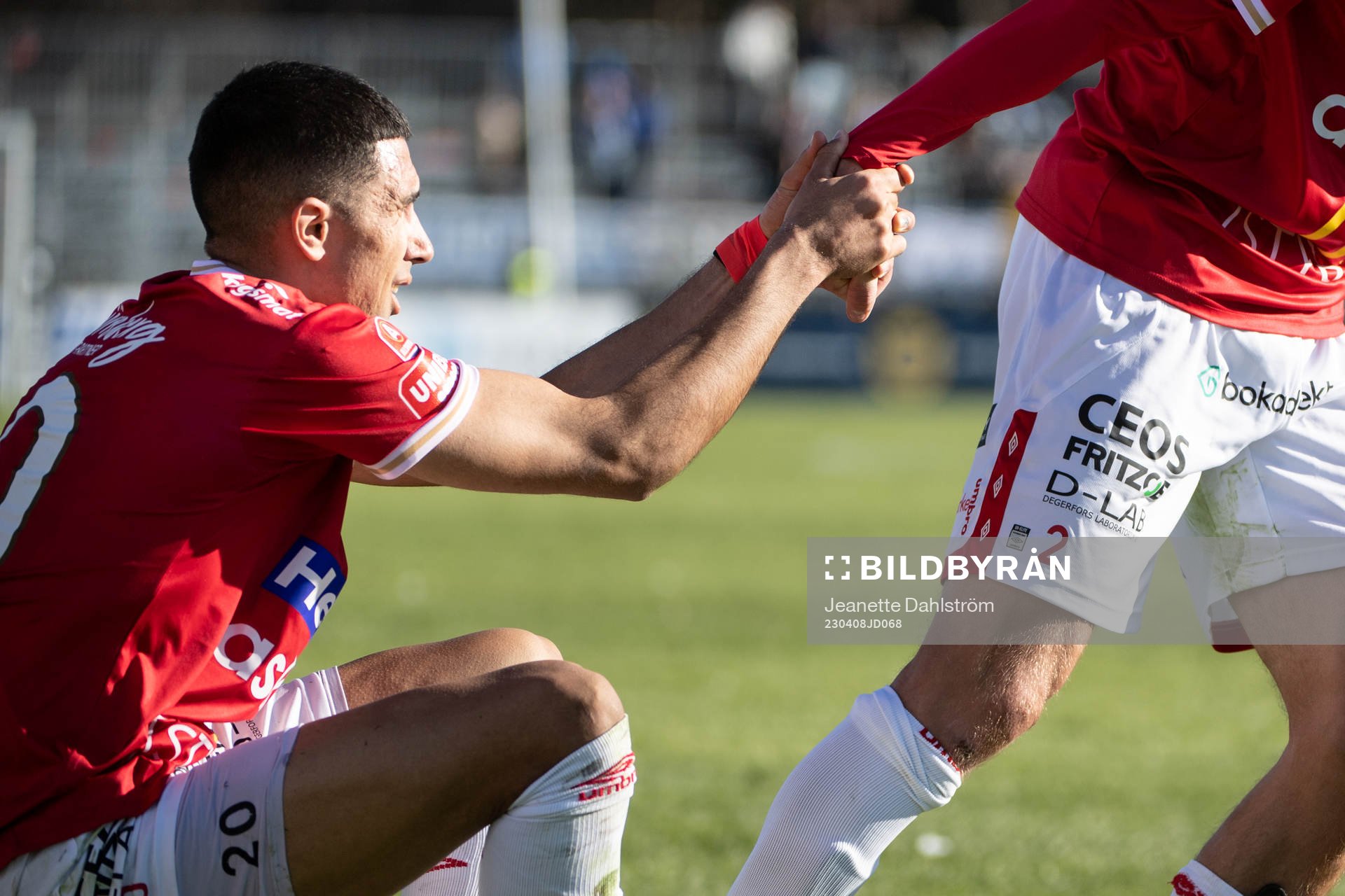 Degerfors Elyas Bouzaiene får hjälp upp av Gustav Granath