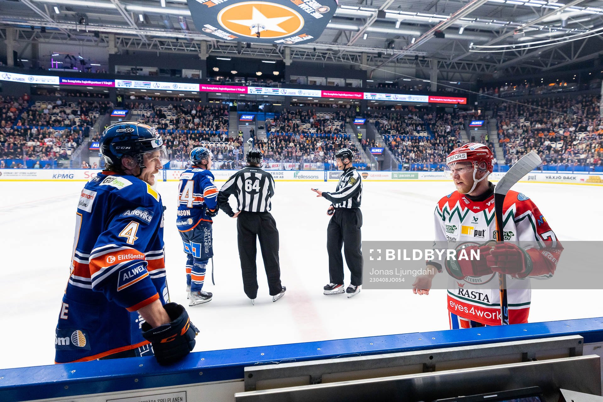 Växjös Keegan Lowe pratar med Frölundas Andreas Borgman