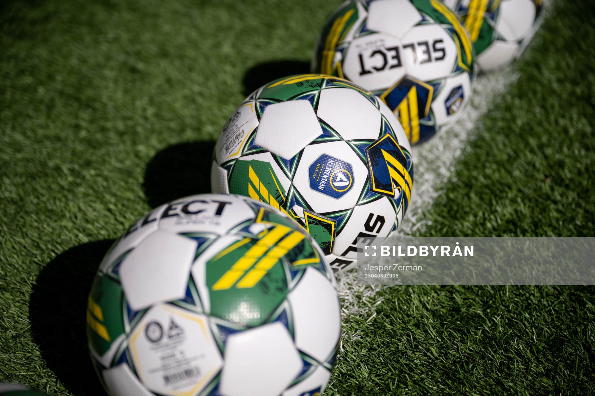 Fotbollar på konstgräs