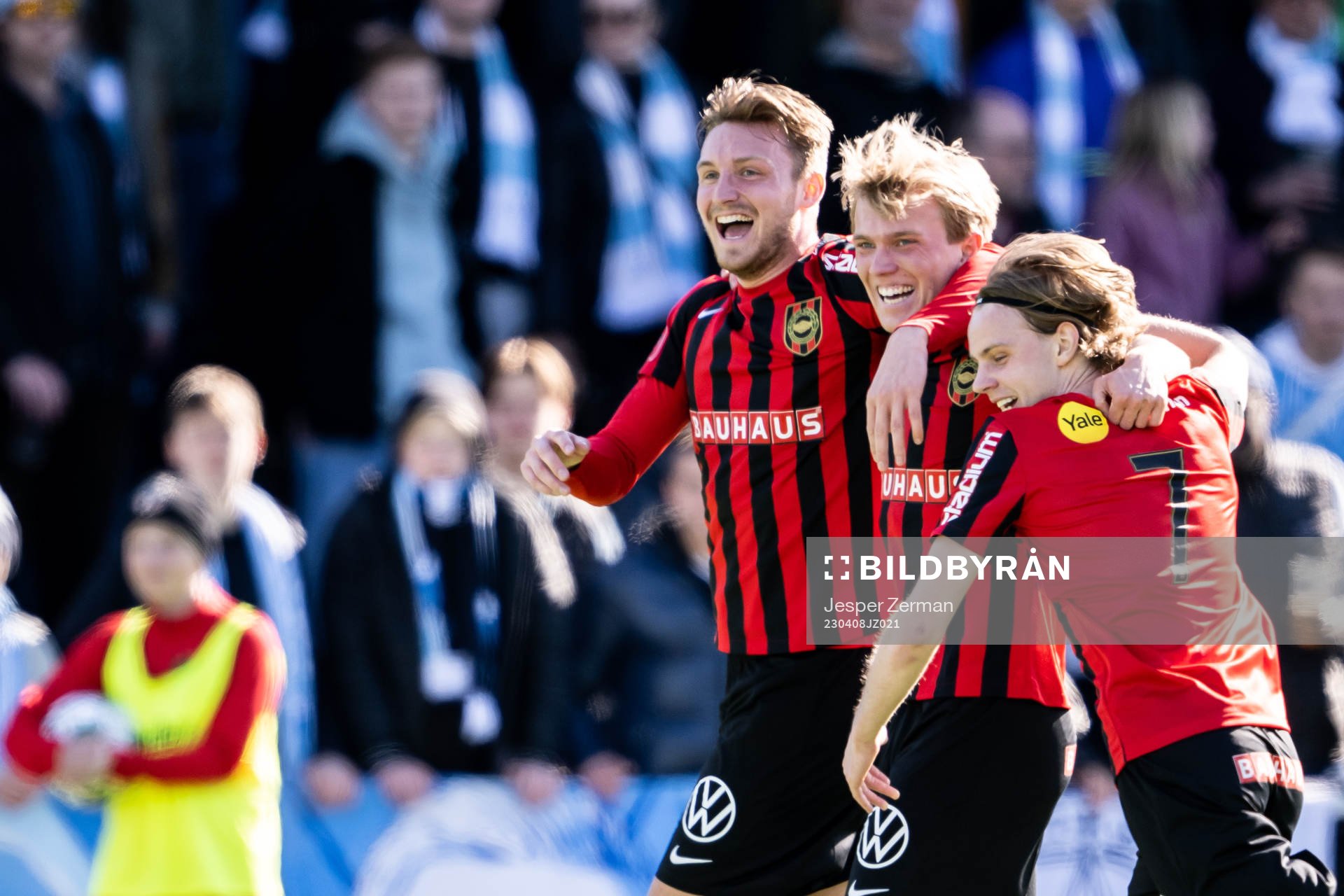 Brommapojkarnas Alexander Jensen jublar med lagkamrater