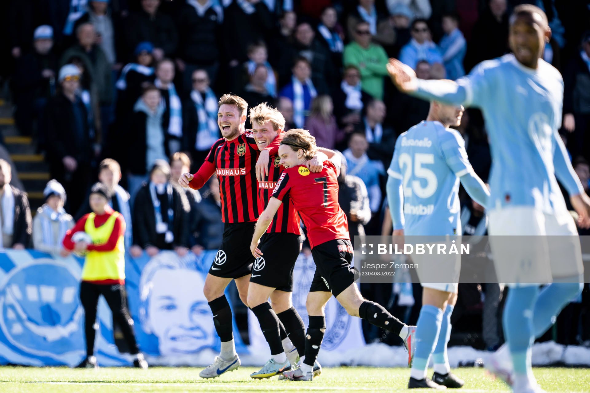 Brommapojkarnas Alexander Jensen jublar med lagkamrater