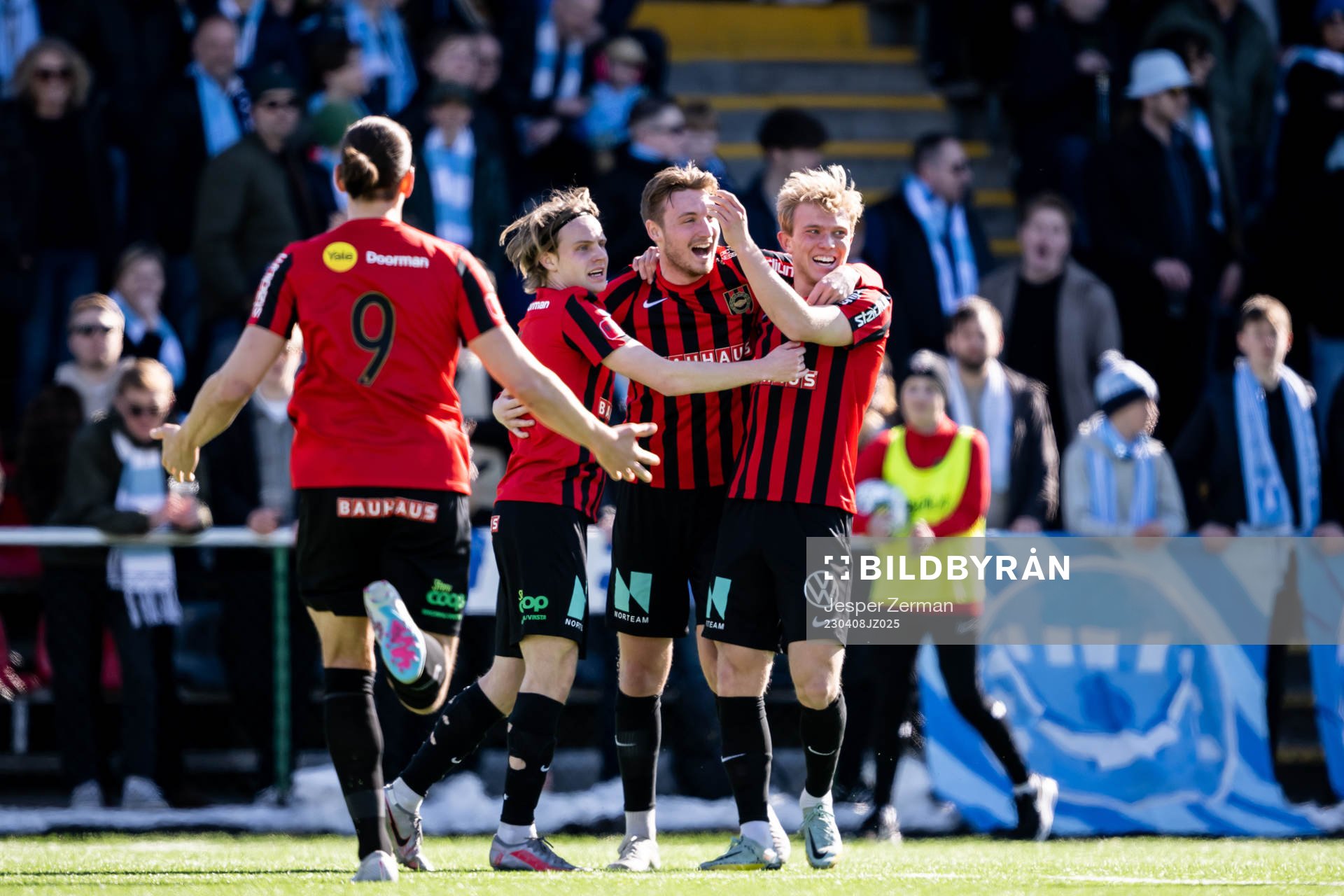 Brommapojkarnas Alexander Jensen jublar med lagkamrater