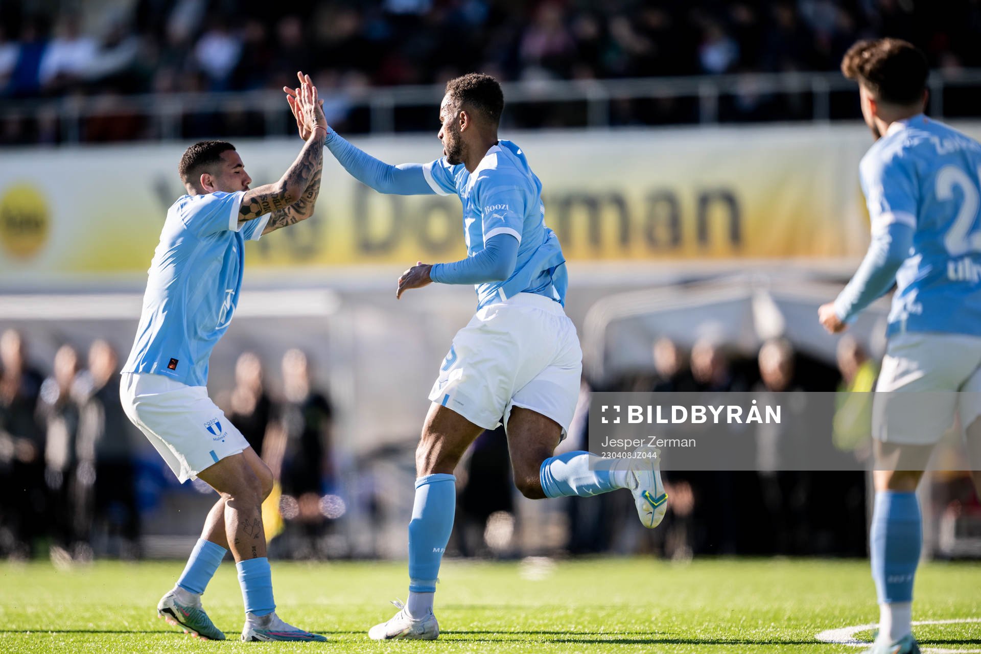 Malmö FFs Isaac Kiese Thelin jublar med Sergio Pena