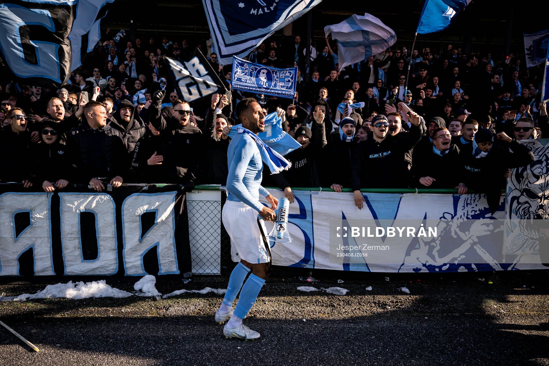 Malmö FFs Isaac Kiese Thelin jublar med supportrarna