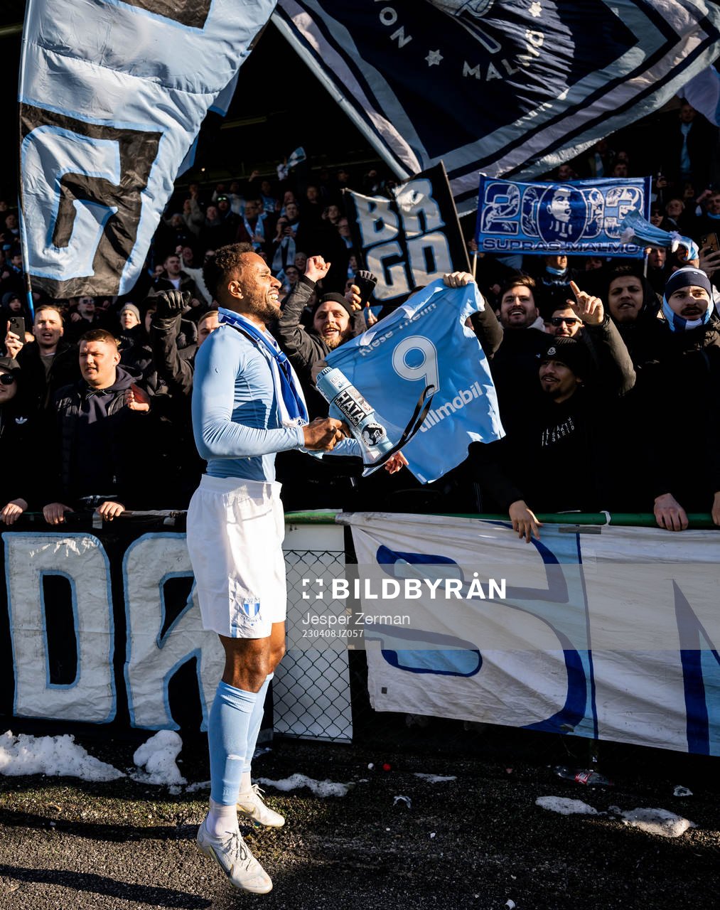 Malmö FFs Isaac Kiese Thelin jublar med supportrarna