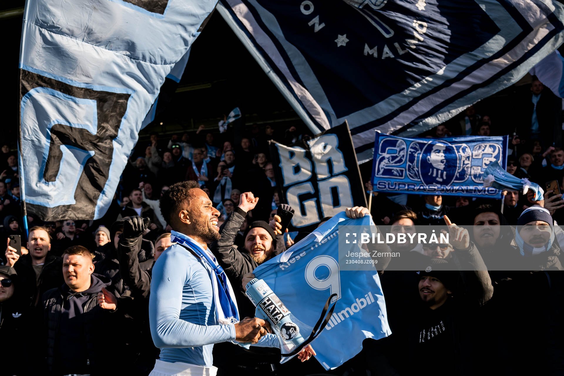 Malmö FFs Isaac Kiese Thelin jublar med supportrarna