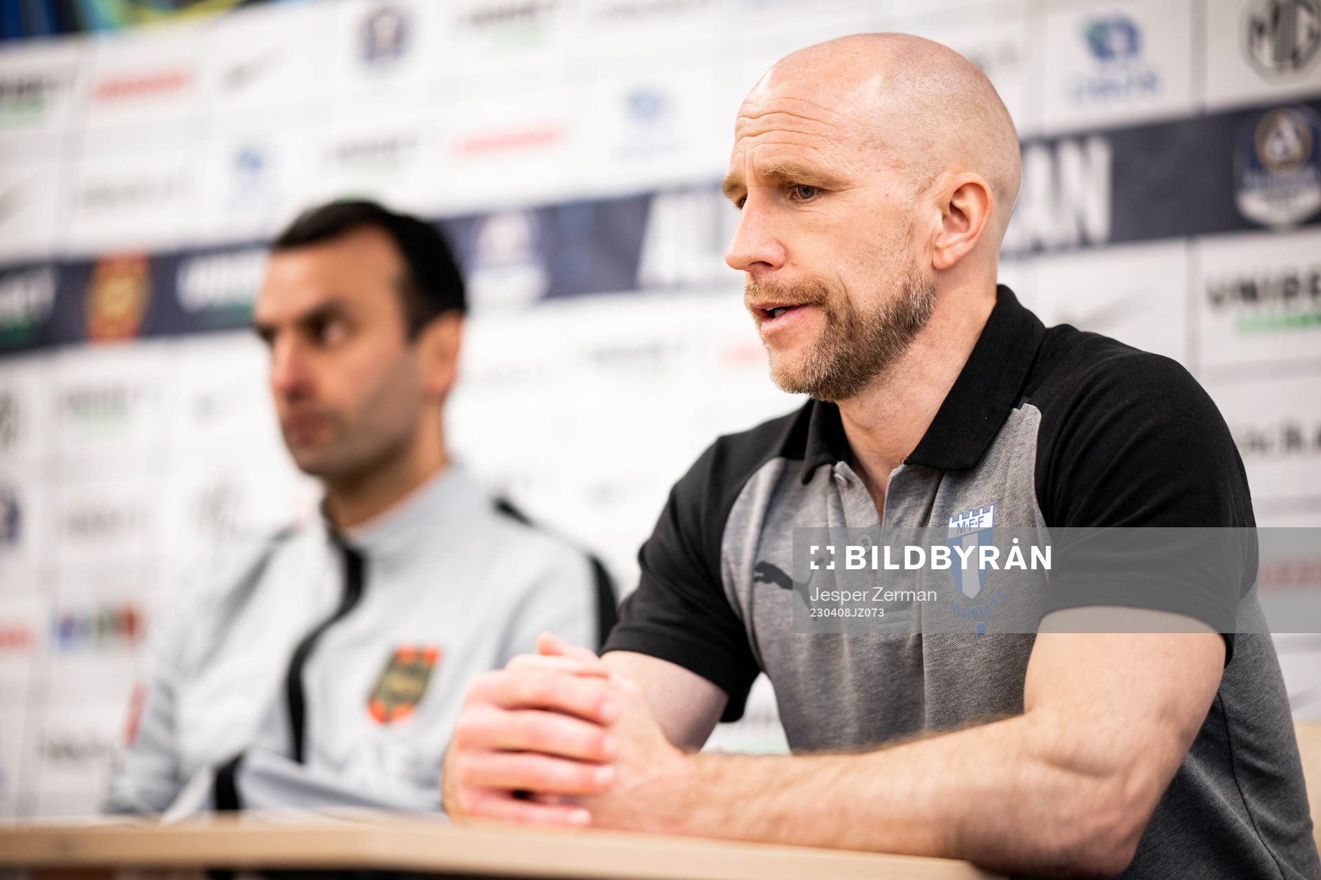 Brommapojkarnas tränare Andreas Engelmark och Malmö FFs tränare Henrik Rydström under presskonferensen efter fotbollsmatchen i Allsvenskan mellan Brommapojkarna och Malmö FF den 8 april 2023 i Stockholm. 