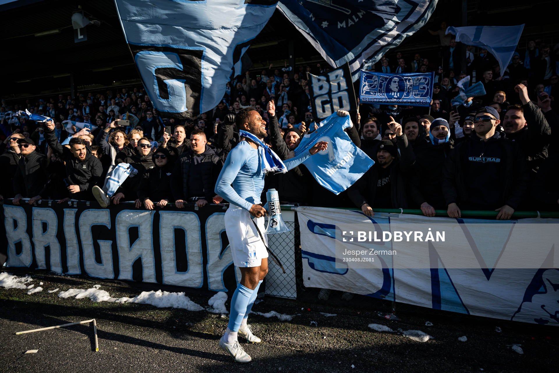 Malmö FFs Isaac Kiese Thelin jublar med supportrar