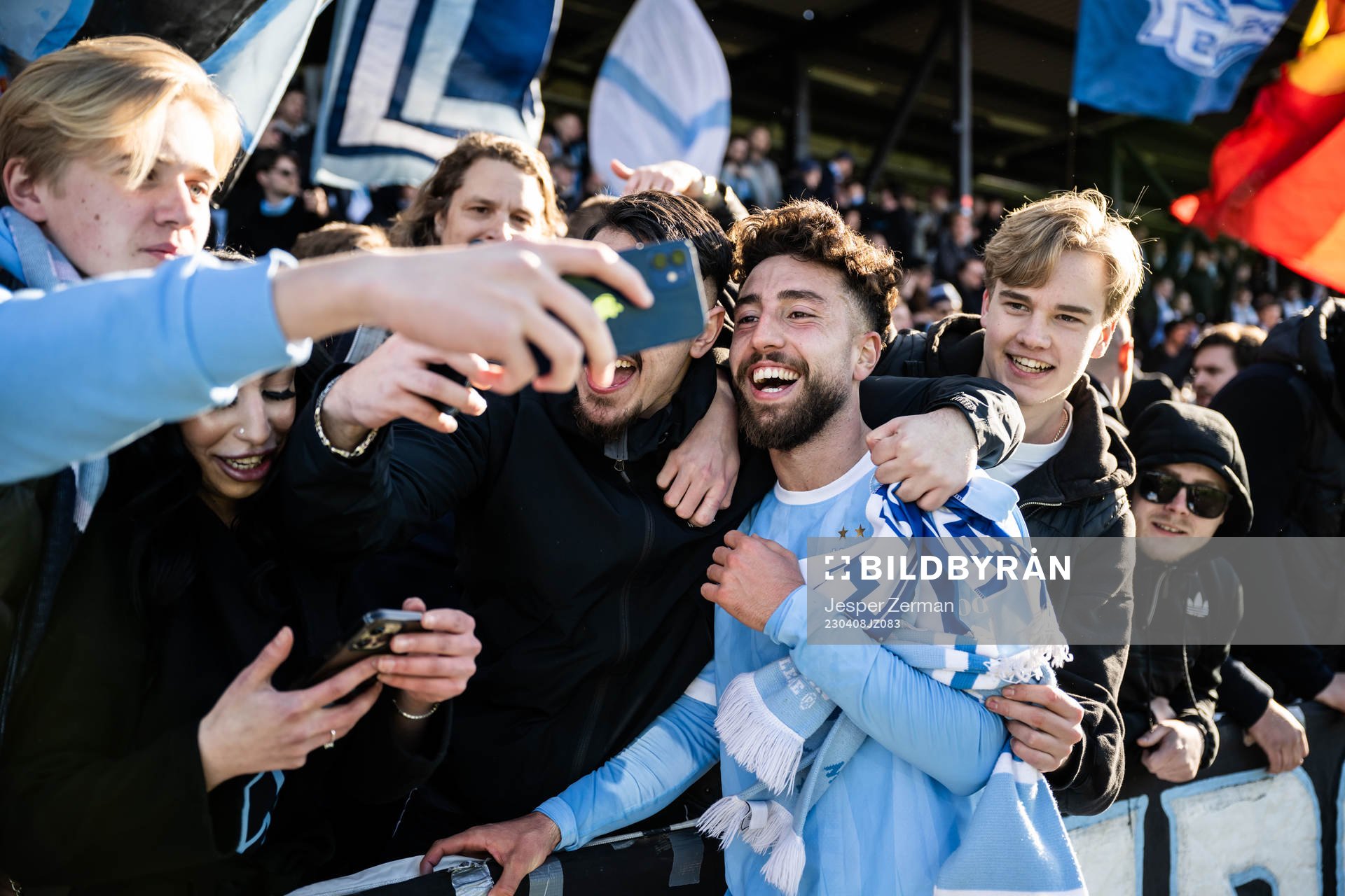 Malmö FFs Moustafa Zeidan jublar med supportrar