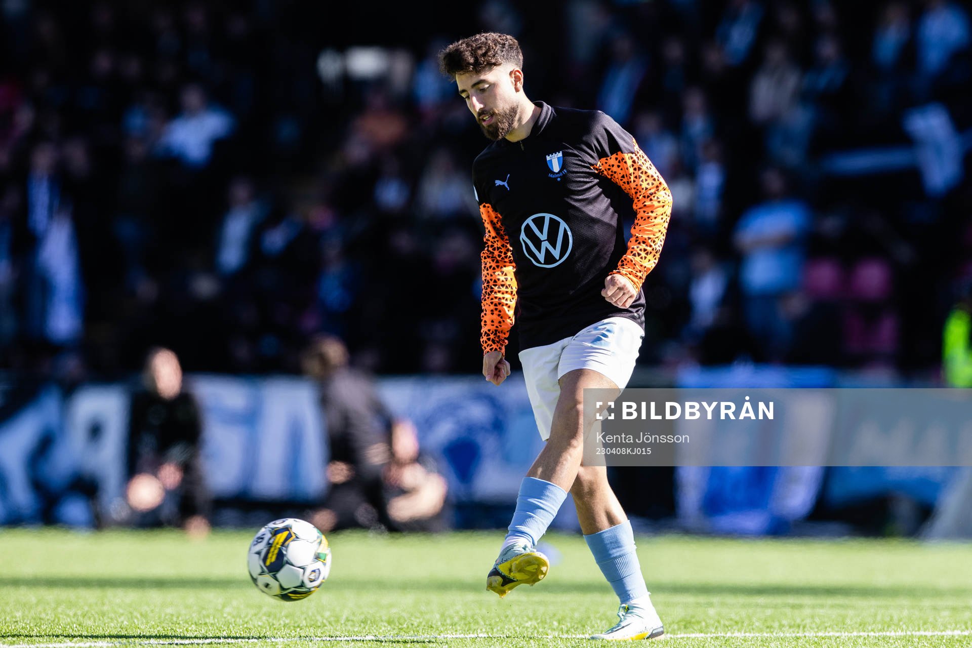 Malmö FFs Moustafa Zeidan under uppvärmningen inför fotbollsmatchen i Allsvenskan mellan Brommapojkarna och Malmö FF den 8 april 2023 i Stockholm.