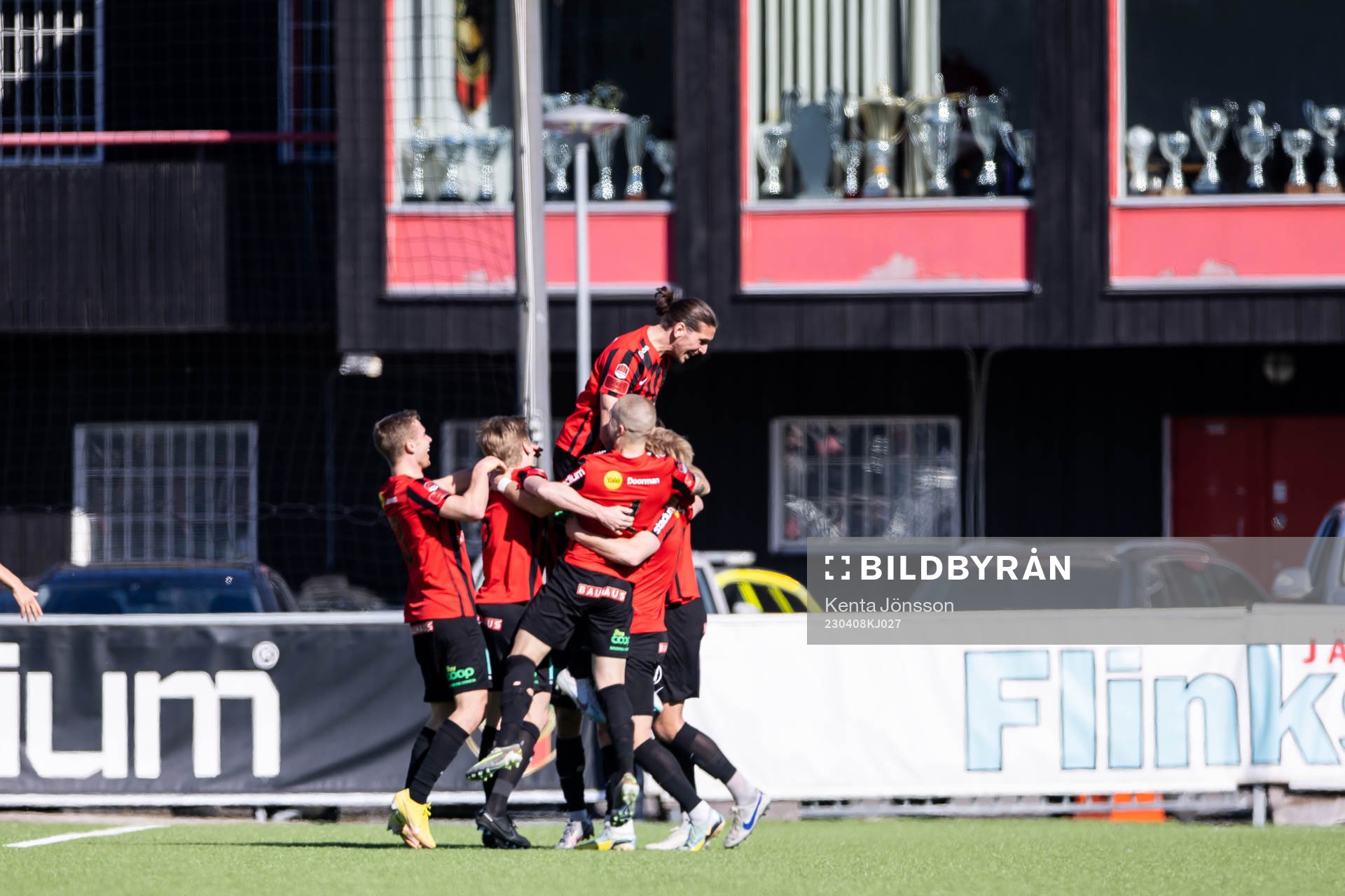 Brommapojkarnas Alexander Jensen jublar med lagkamrater