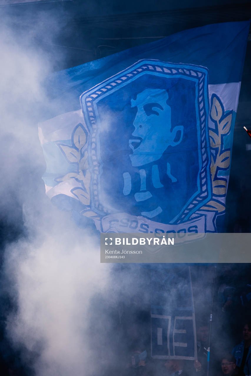 Malmö FFs supportrar med flaggor