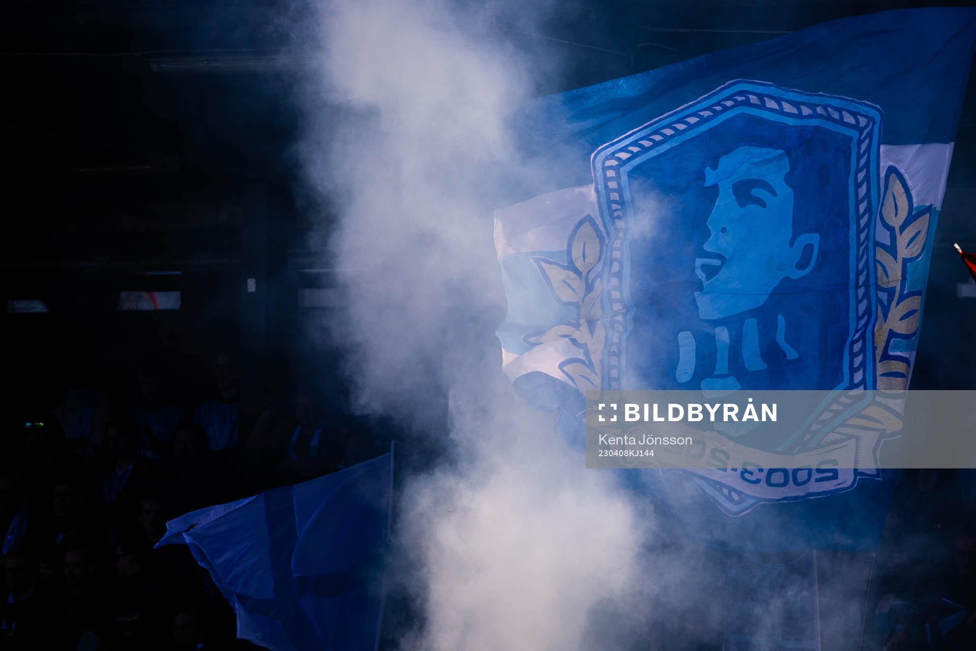 Malmö FFs supportrar med flaggor