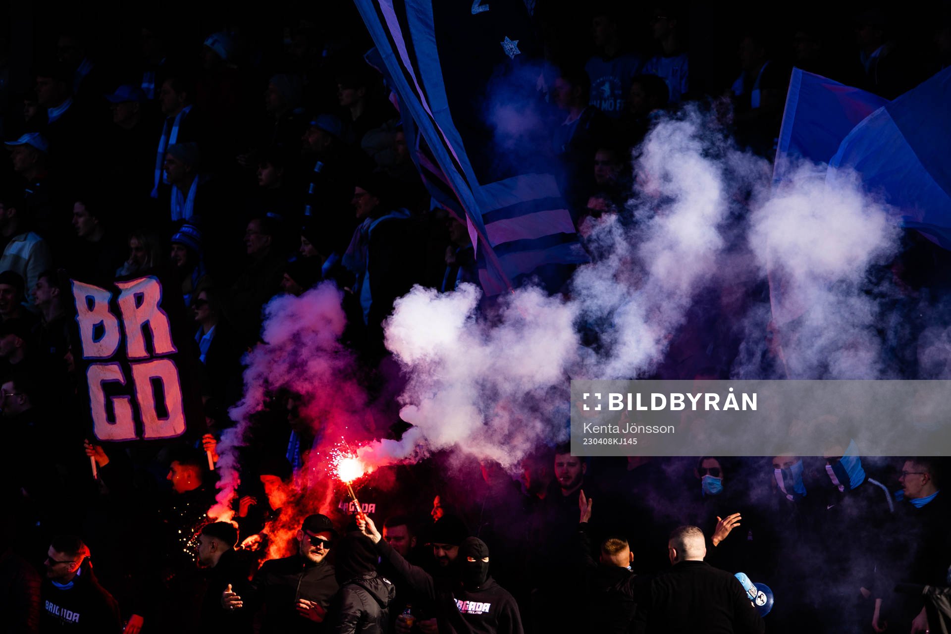 Malmö FFs supportrar med pyroteknik