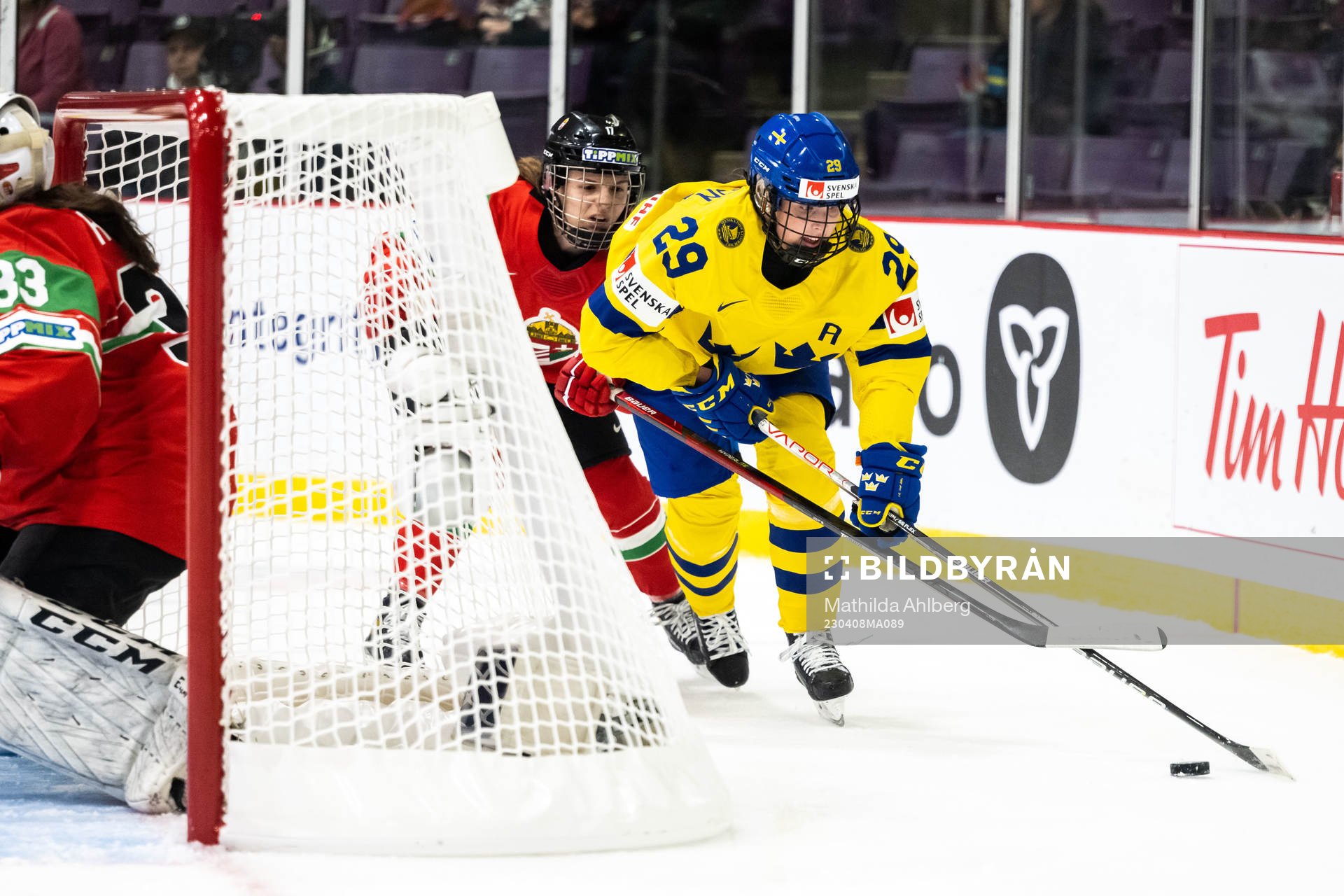 Eniko Toth of Hungary and Olivia Carlsson of Sweden