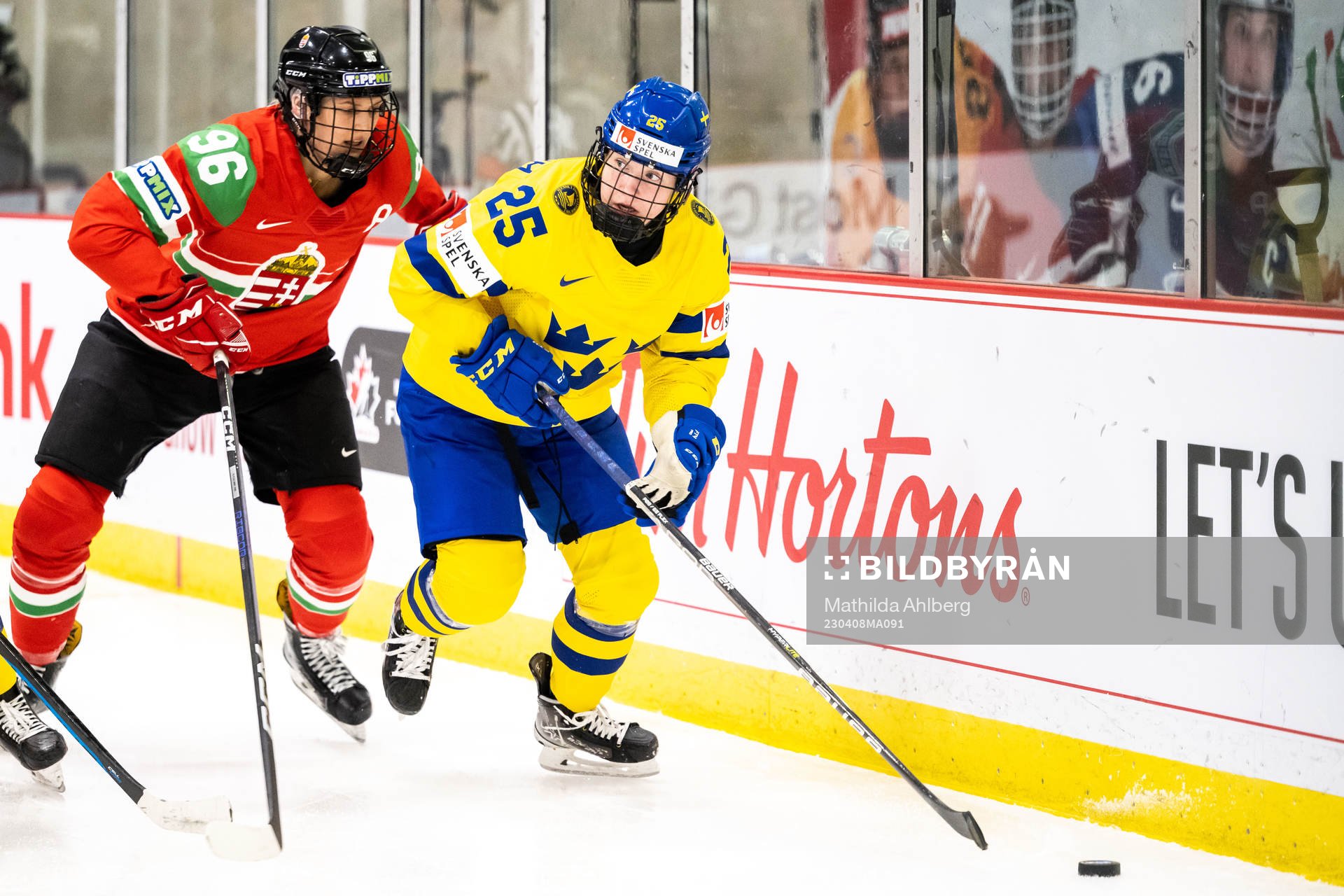 Sarah Knee of Hungary and Lina Ljungblom of Sweden