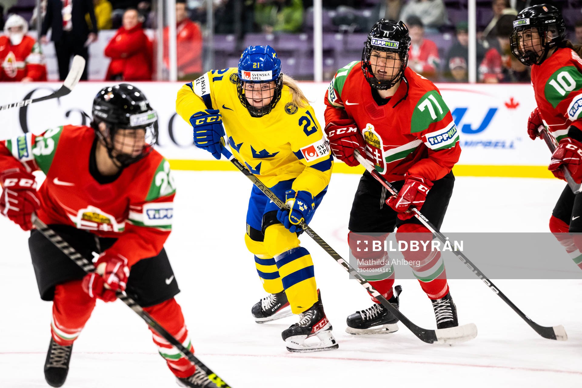 Lova Blom of Sweden and Fruzsina Mayer of Hungary