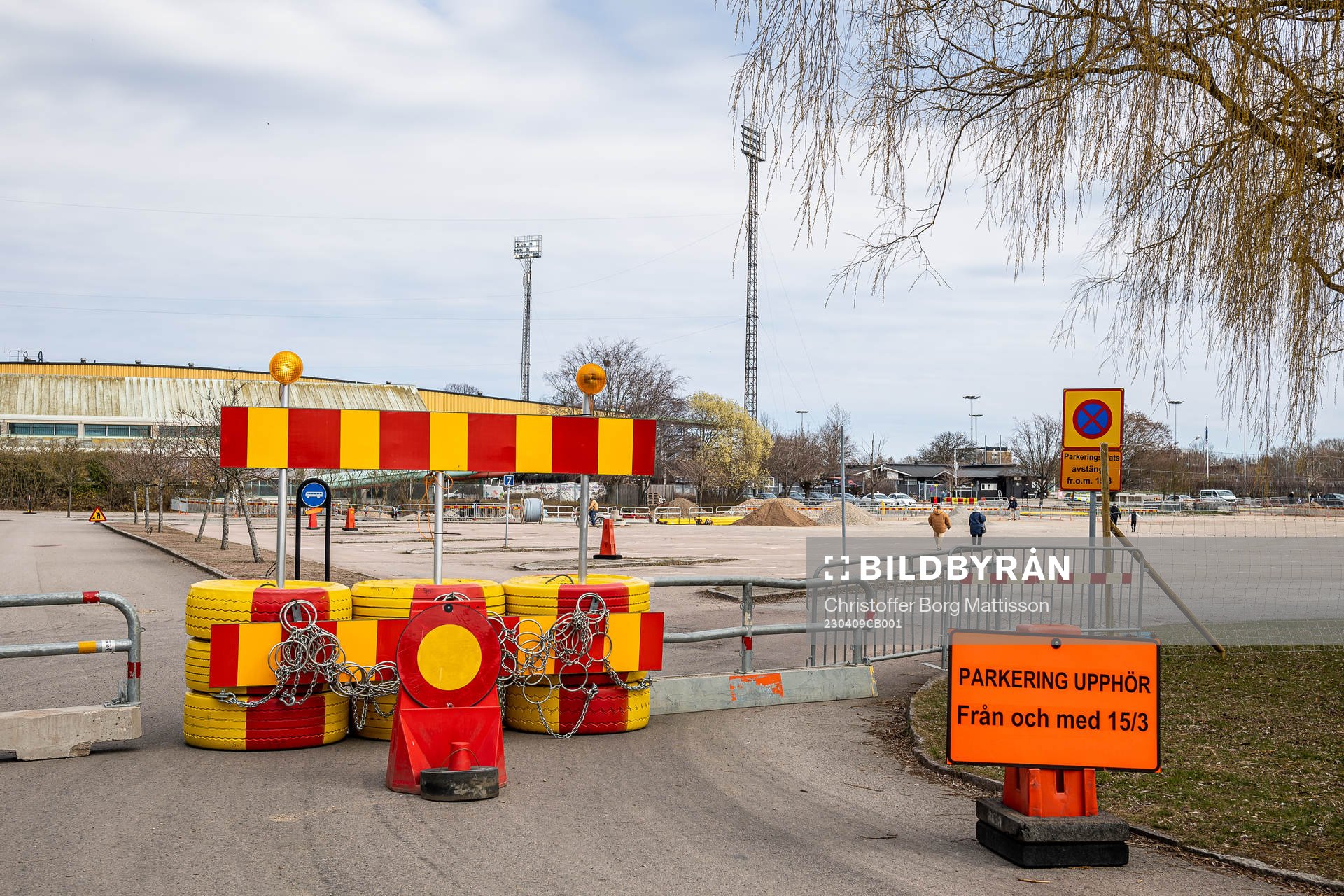 Förbudsskyltar vid entrén till parkeringsplatsen utanför