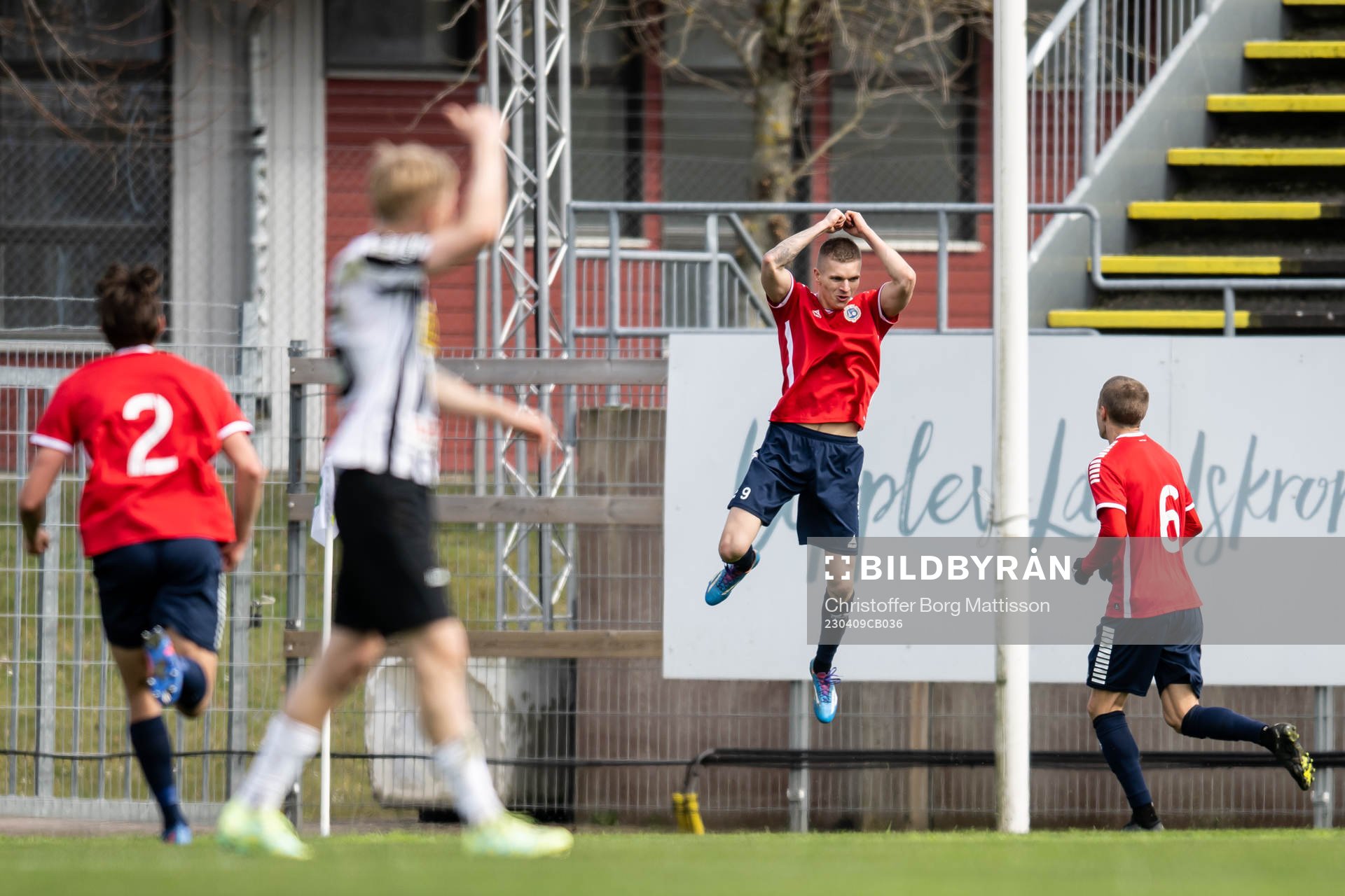 Utsiktens Lucas Hedlund jublar