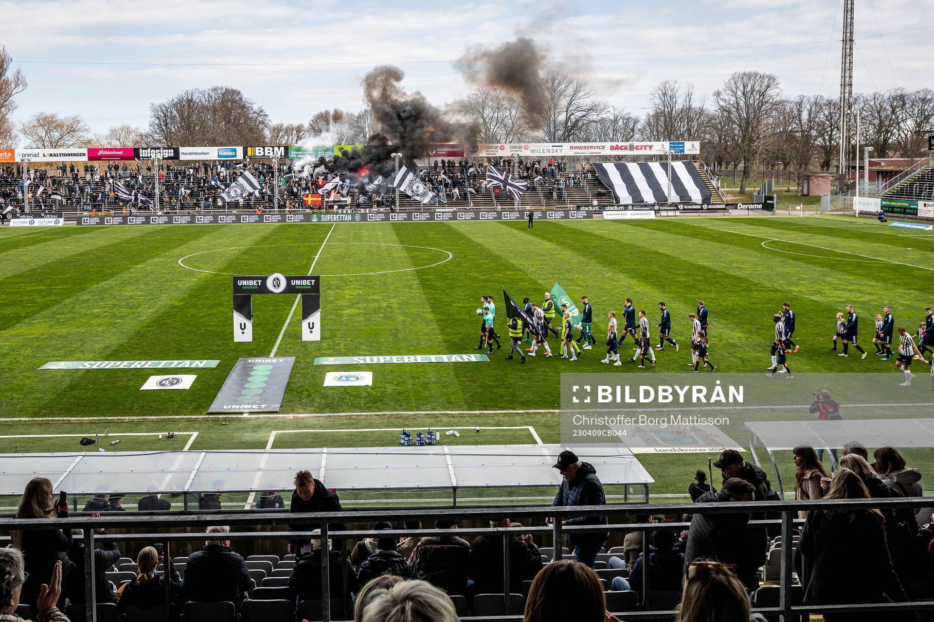 Spelarna gör entré till fotbollsmatchen i Superettan