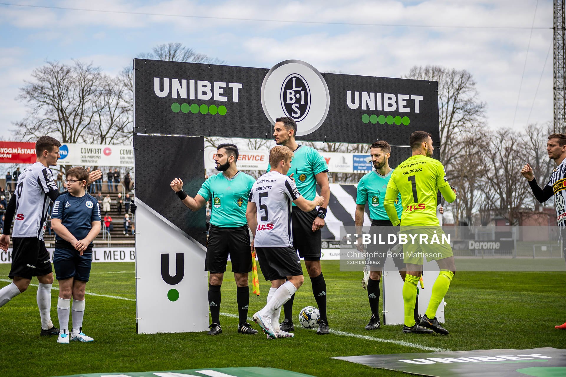 Landskronas spelare hälsar på domarna