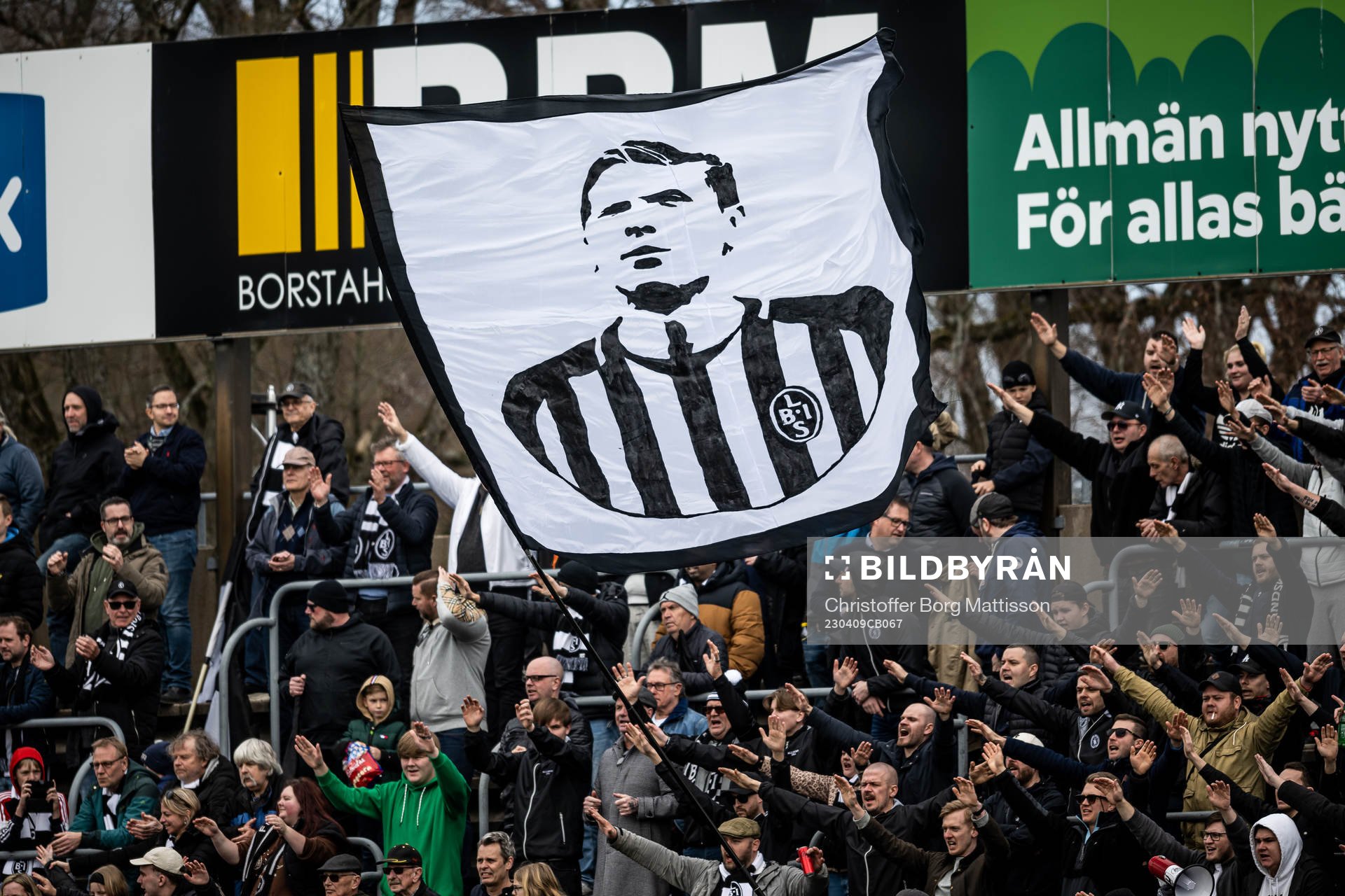 Landskronas supportrar med en flagga med bild på Philip