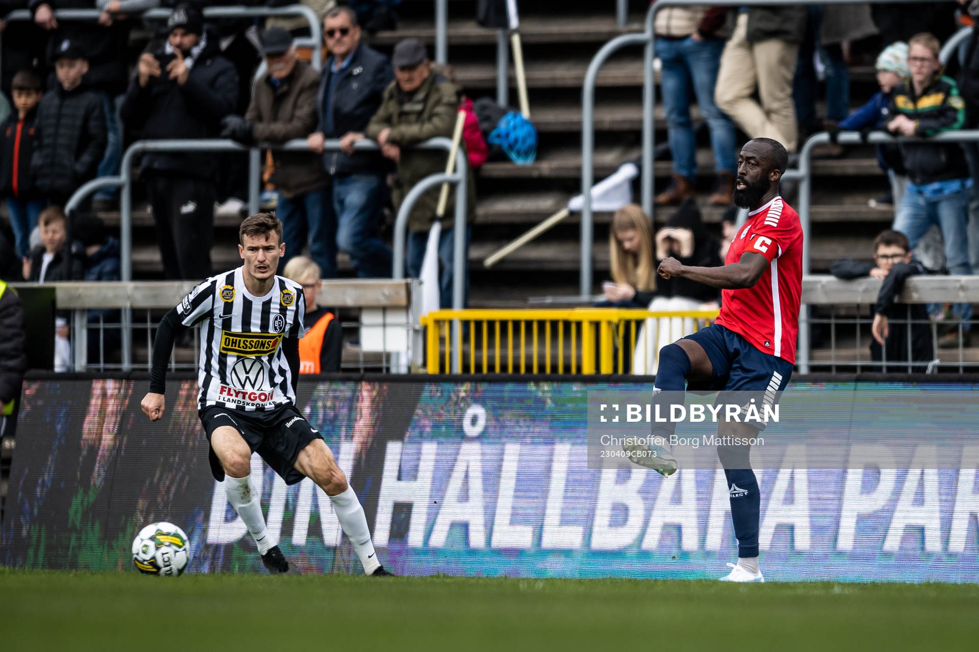 Landskronas Robin Dzabic och Utsiktens Ronald Mukiibi