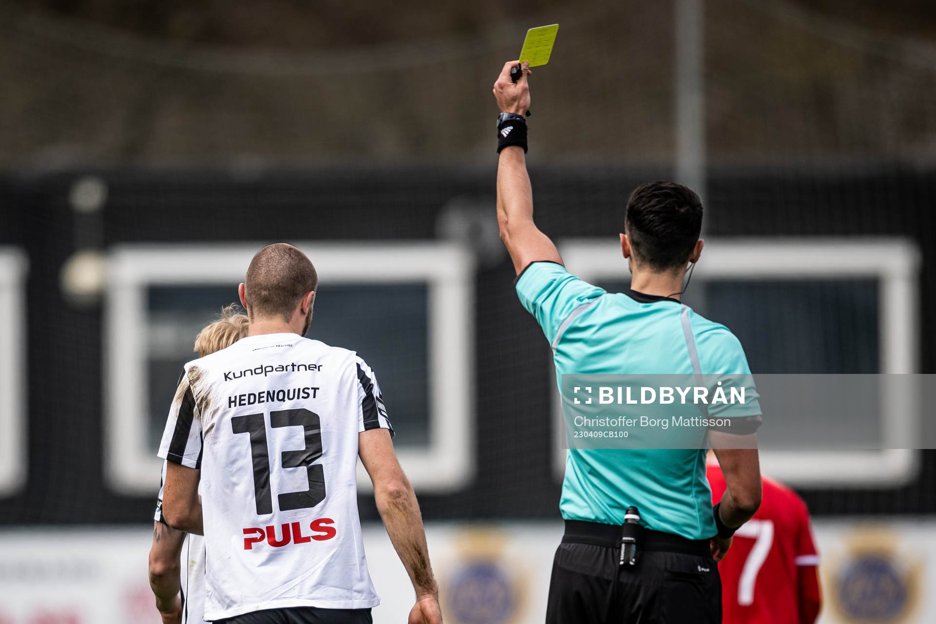 Landskronas Erik Hedenquist får gult kort av domare Adi Aganovic under fotbollsmatchen i Superettan mellan Landskrona och Utsikten den 9 april 2023 i Landskrona.
