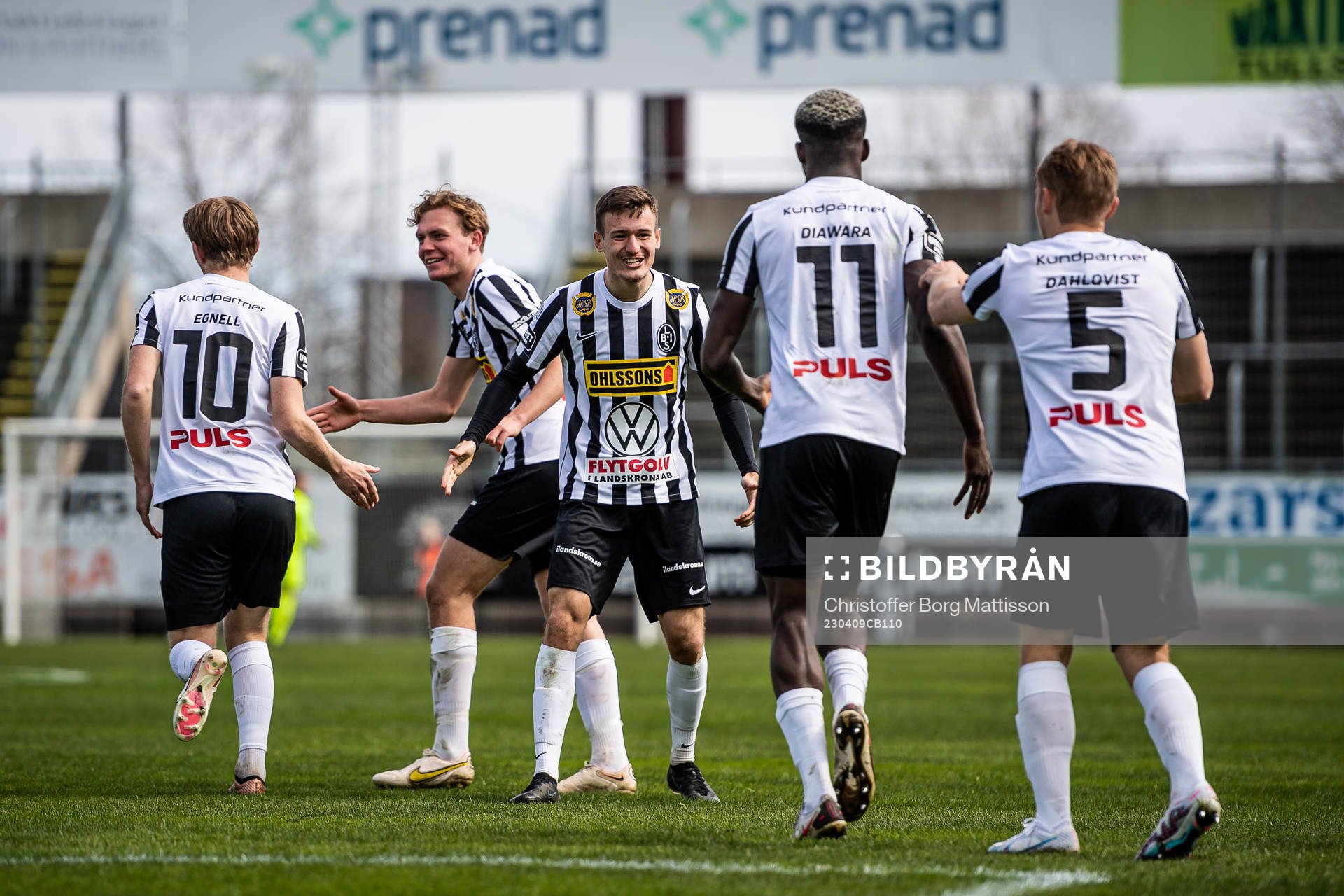 Landskronas Adam Egnell, Melker Jonsson, Robin Dzabic, Ousmane Diawara och Edvin Dahlqvist jublar efter 1-1 under fotbollsmatchen i Superettan mellan Landskrona och Utsikten den 9 april 2023 i Landskrona.