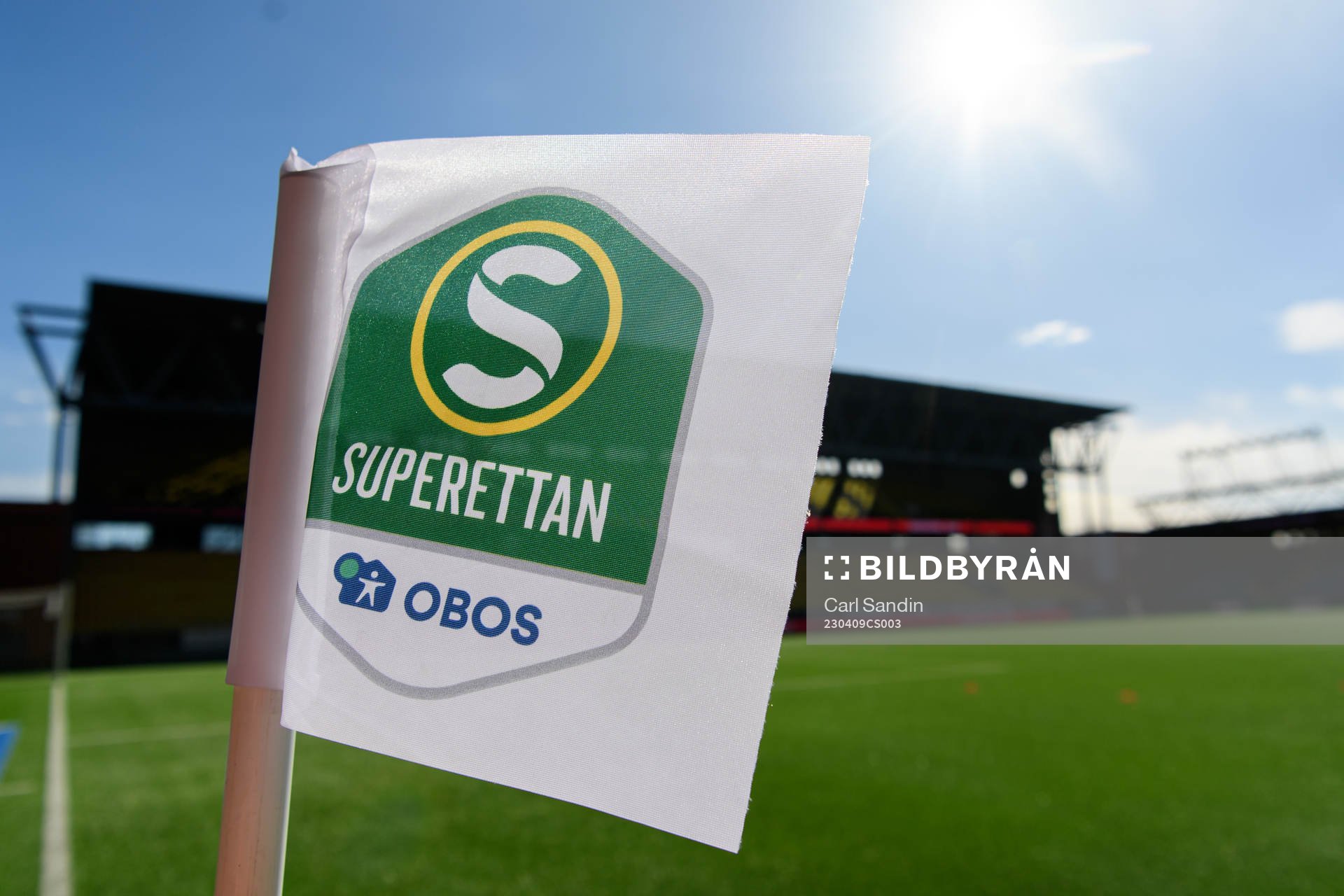En hörnflagga med Superettans logotype
