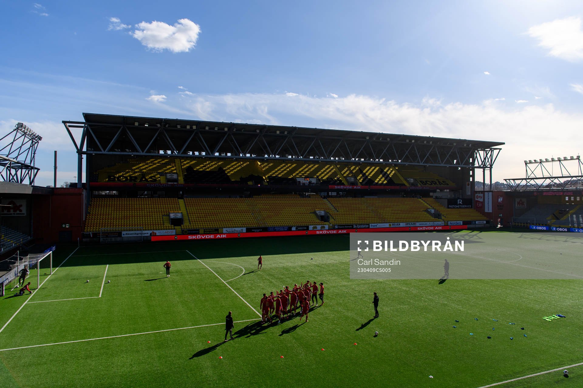 Spelarna värmer upp på arenan innan fotbollsmatchen i